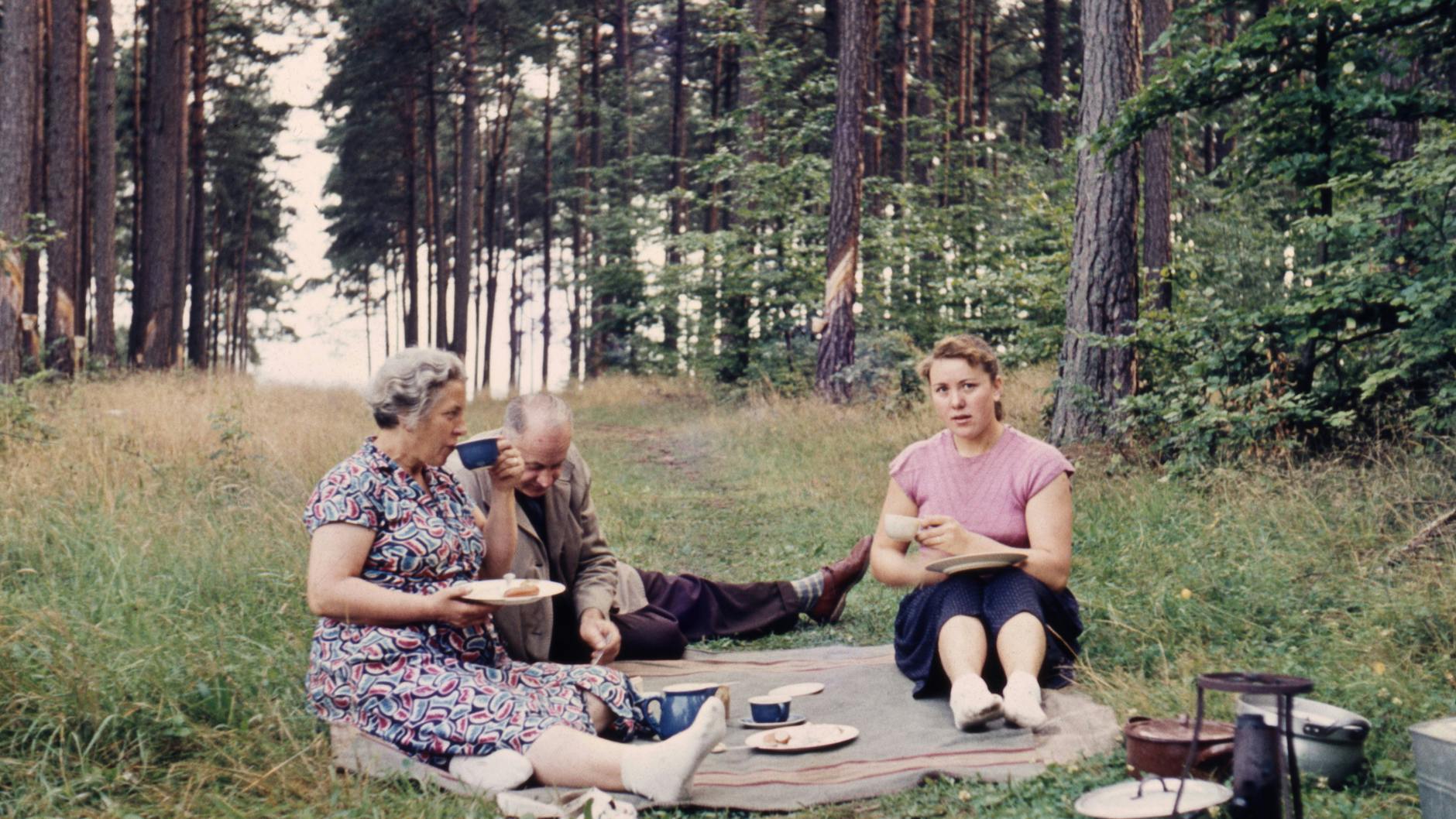 Ein Picknick in der DDR – mit frisch über dem Feuer aufgebrühtem Kaffee.
