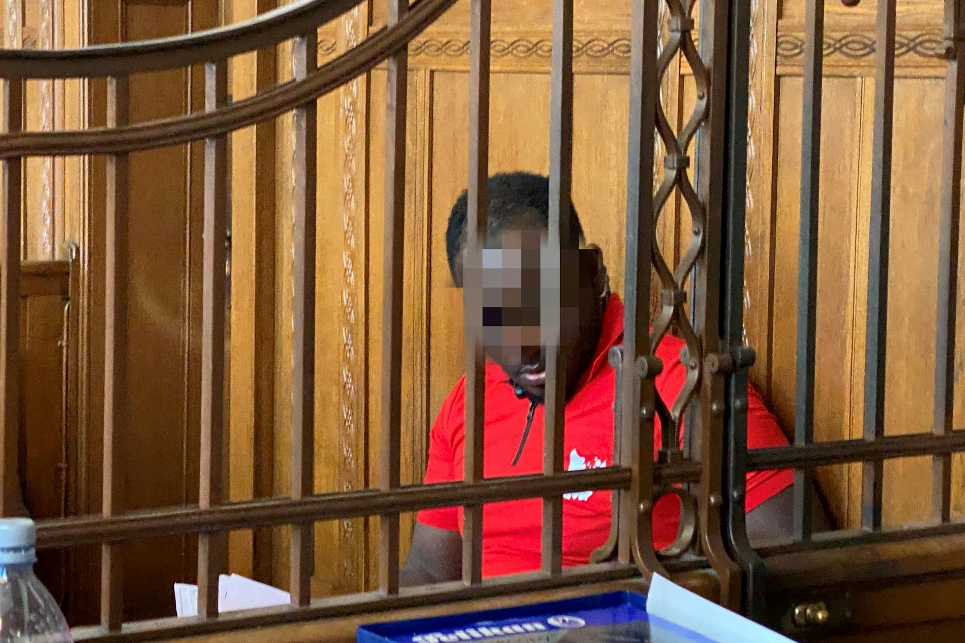 Augustine M. (27) ist der mutmaßliche Kaufhof-Zündler von Berlin-Mitte. Er sitzt seit Mittwoch vor Gericht.