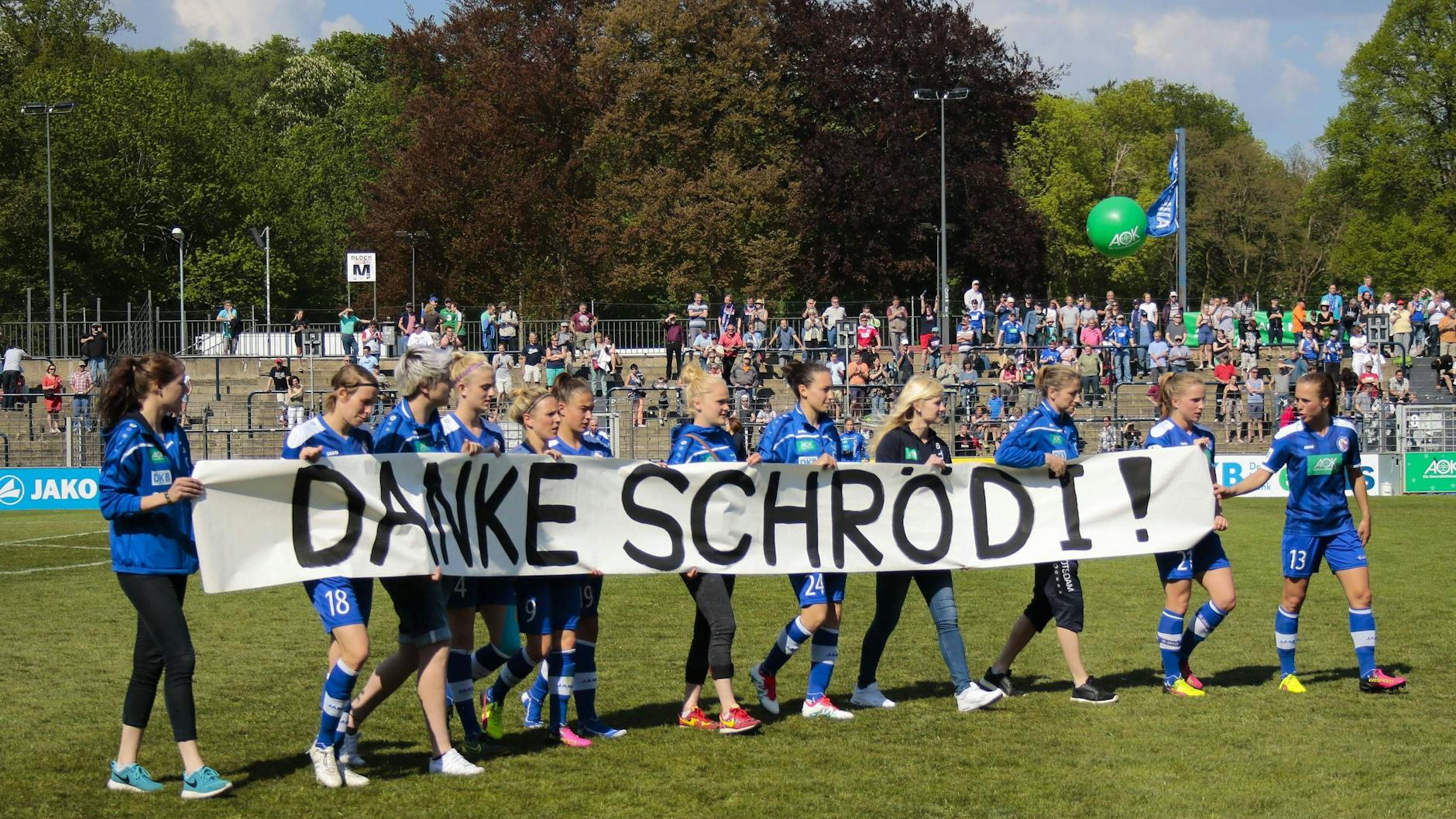 Seine Spielerinnen verabschieden den Trainer nach seinem letzten Spiel am 8. Mai 2016 (Gegen den VfL Wolfsburg).