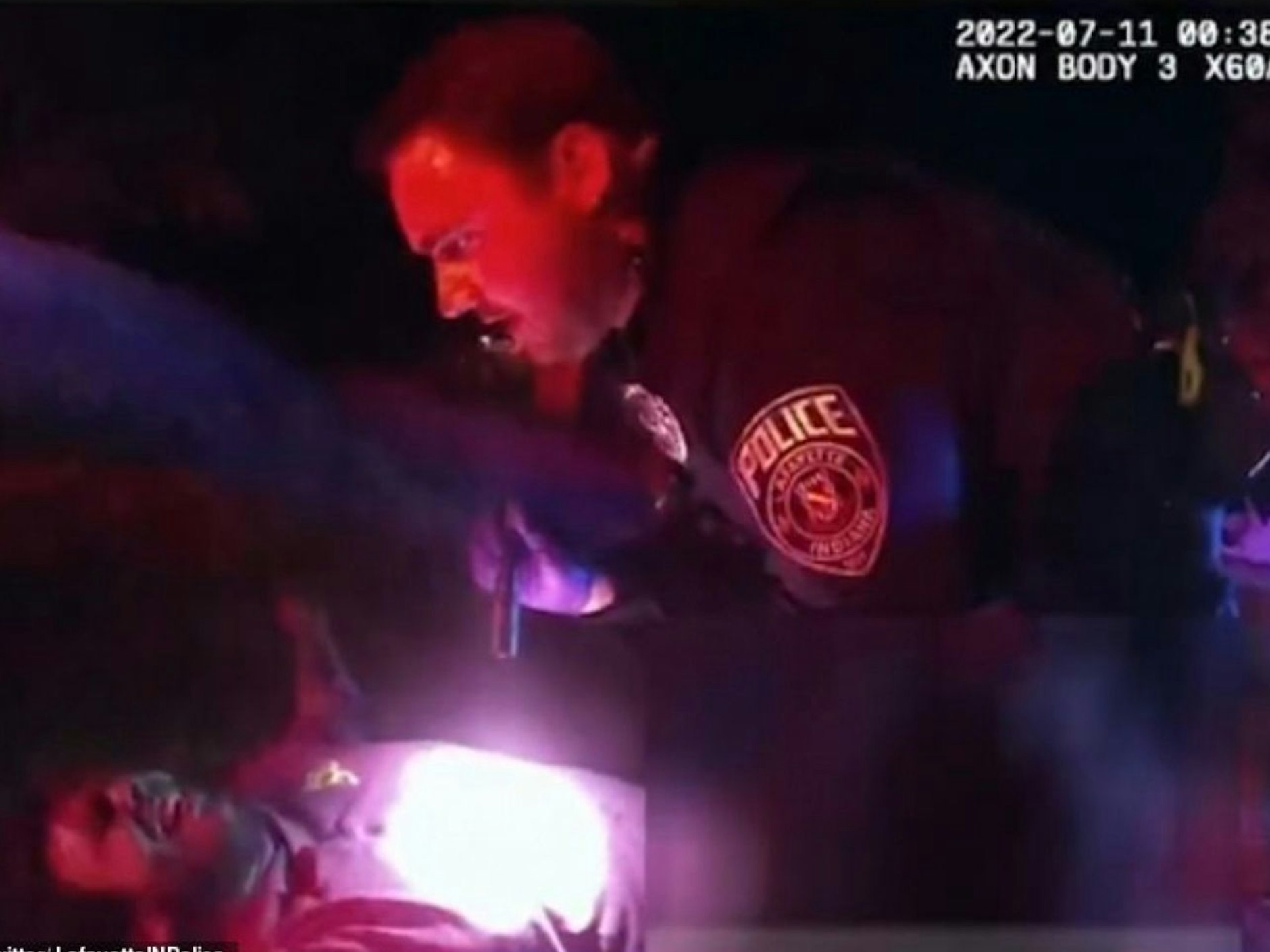 Nick Bostic brach nach der Rettungsaktion auf dem Rasen vor dem Haus zusammen.