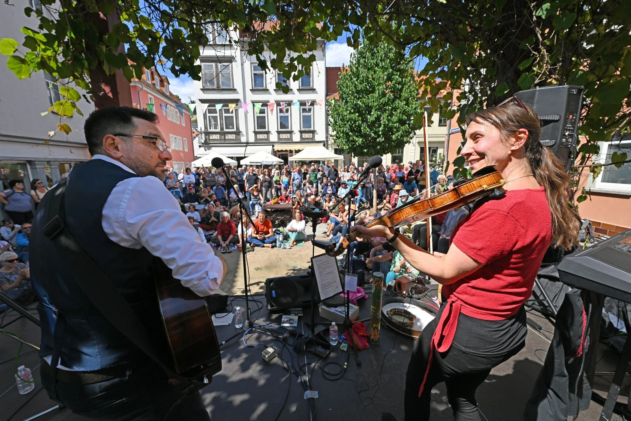 Die Gruppe Radio Rumeli mit Musikern aus der Türkei, Tschechien und Deutschland spielen in der Freiligrathstraße beim Rudolstadt Festival.  
