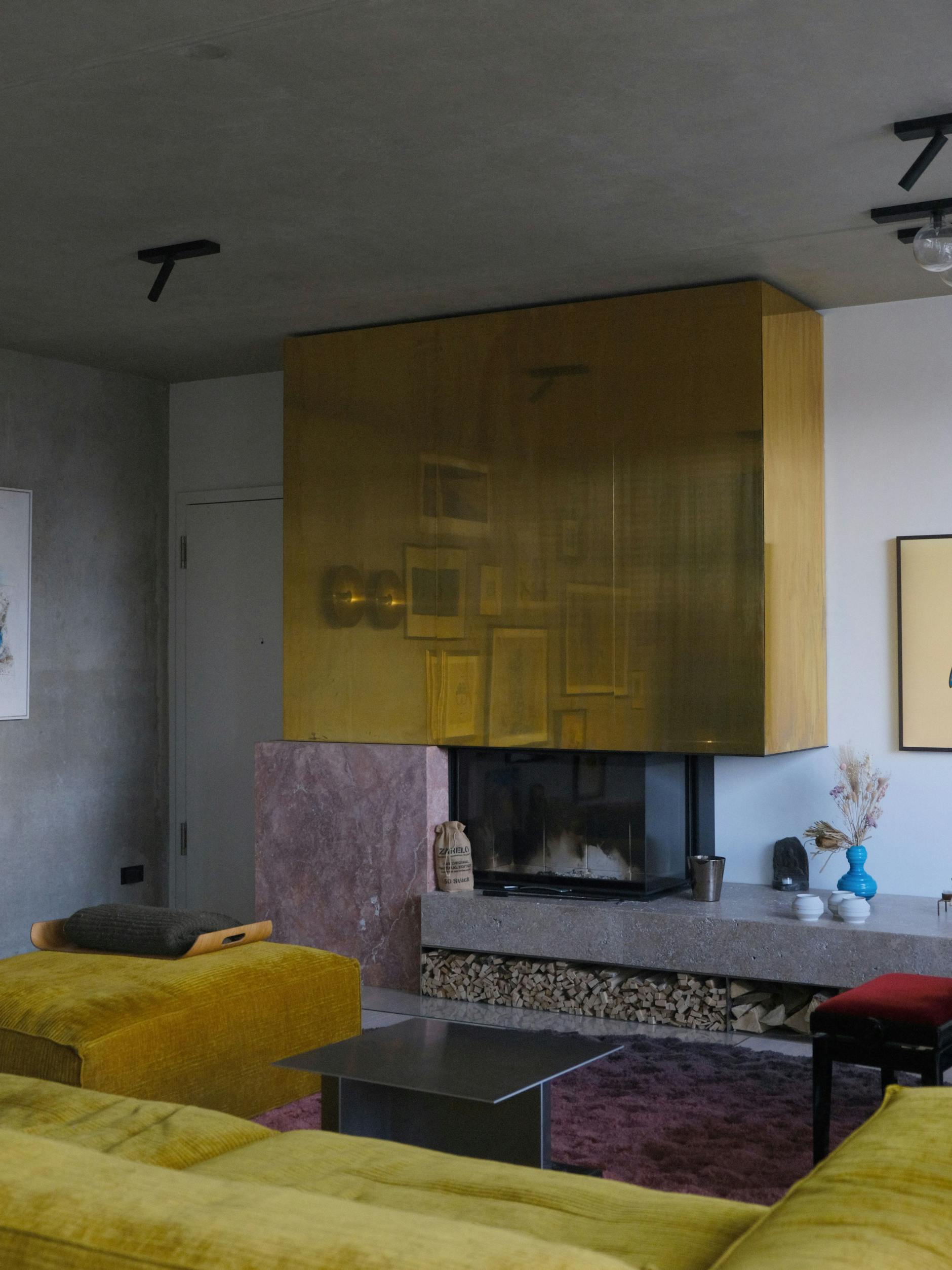 Ganz ohne Seide: Der Teppich vor dem Kamin kommt von Ferreira De Sá.