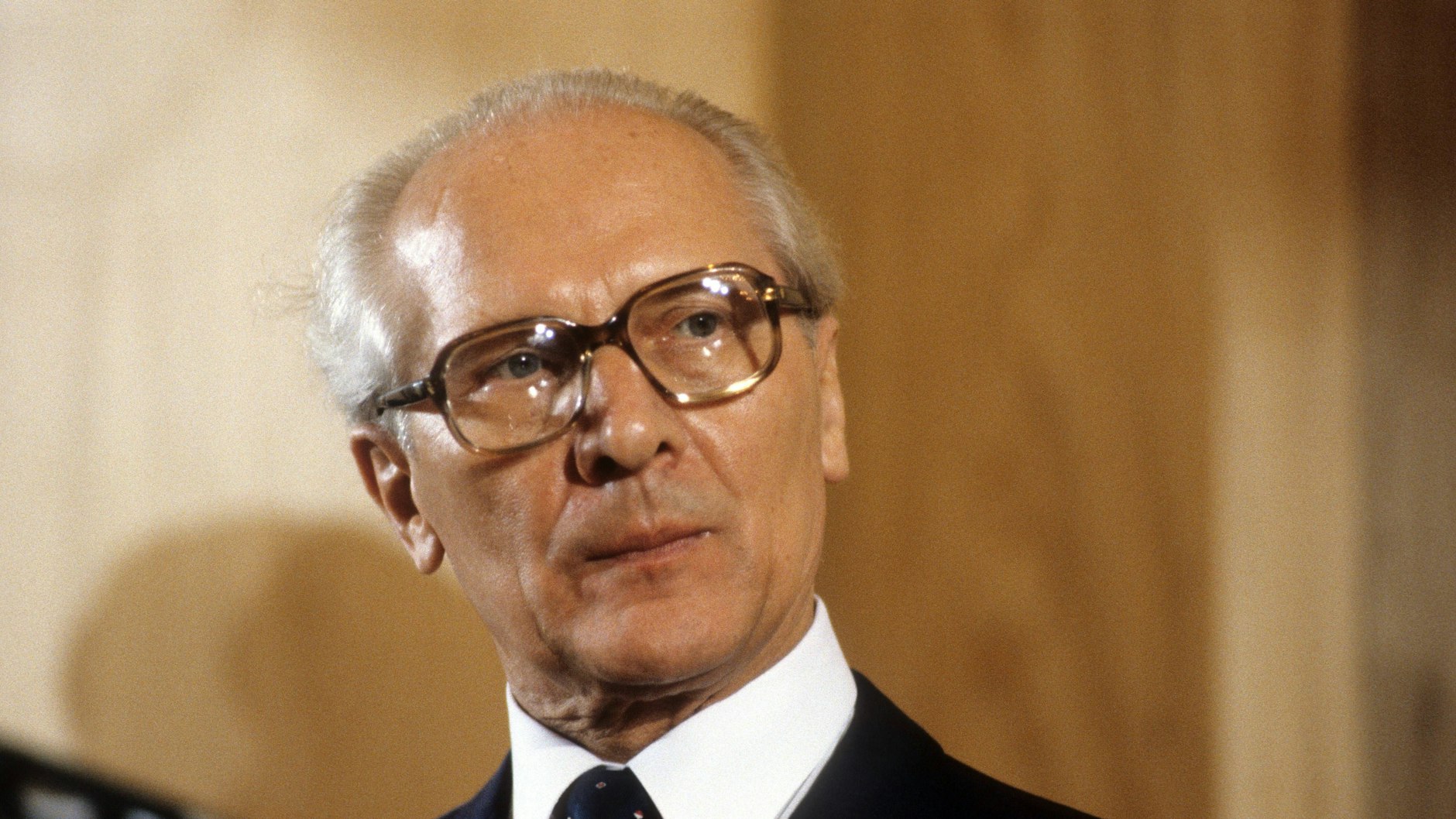 Erich Honecker klagte: „Ich möchte nur noch einmal erwähnen, dass uns allein der Import von Rohkaffee im Jahr rund 300 Millionen Dollar kostet. Sie auszugeben, fällt uns nicht leicht.“