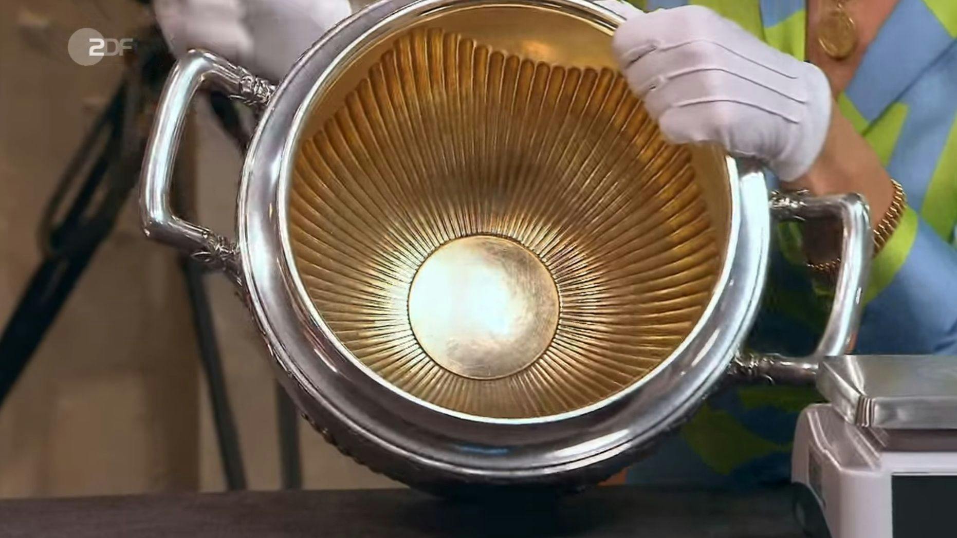 Innen ist die Prunkvase, die bei „Bares für Rares“ verkauft wird, sogar vergoldet.