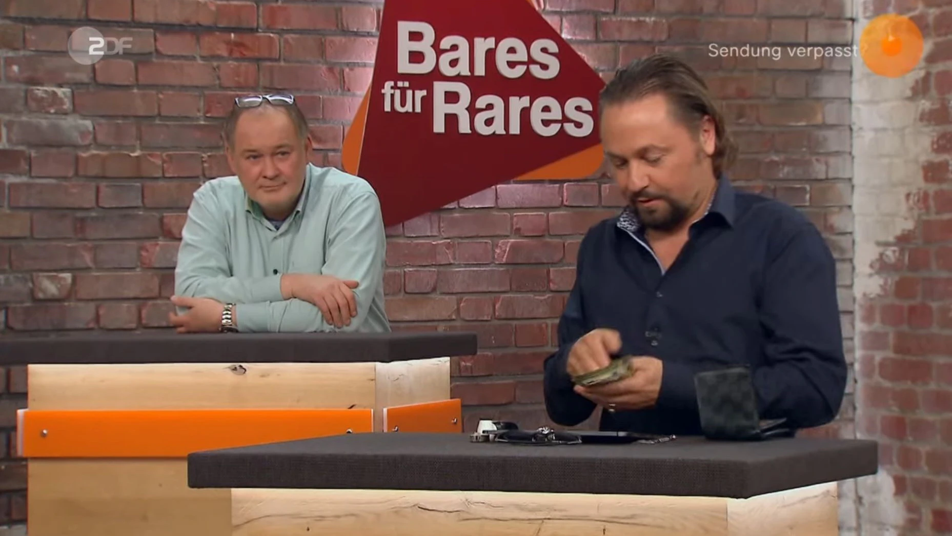 „Bares für Rares“-Händler Wolfgang Pauritsch kauft die Prunkvase für 3500 Euro.