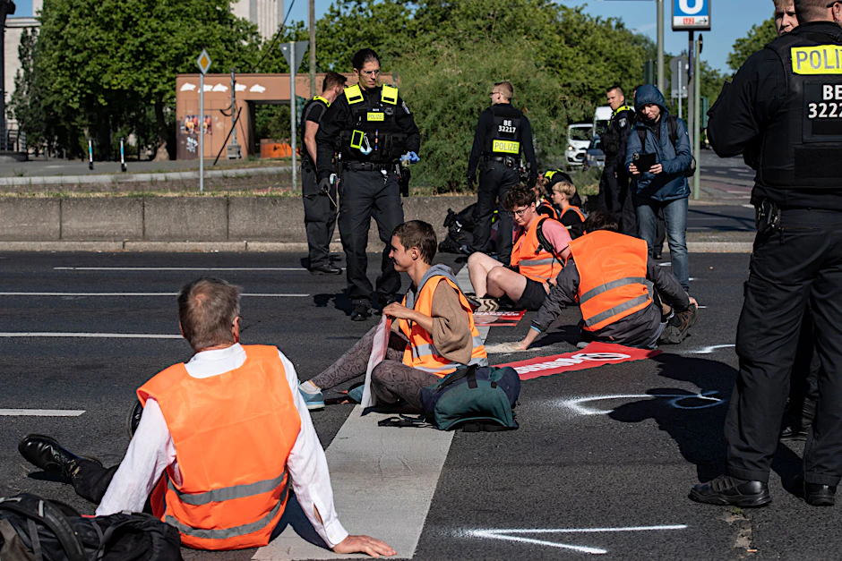Klimaschützer der Gruppe „Letzte Generation“ sitzen am ehemaligen ICC Berlin auf der Straße und blockieren den Verkehr. (Archivbild)