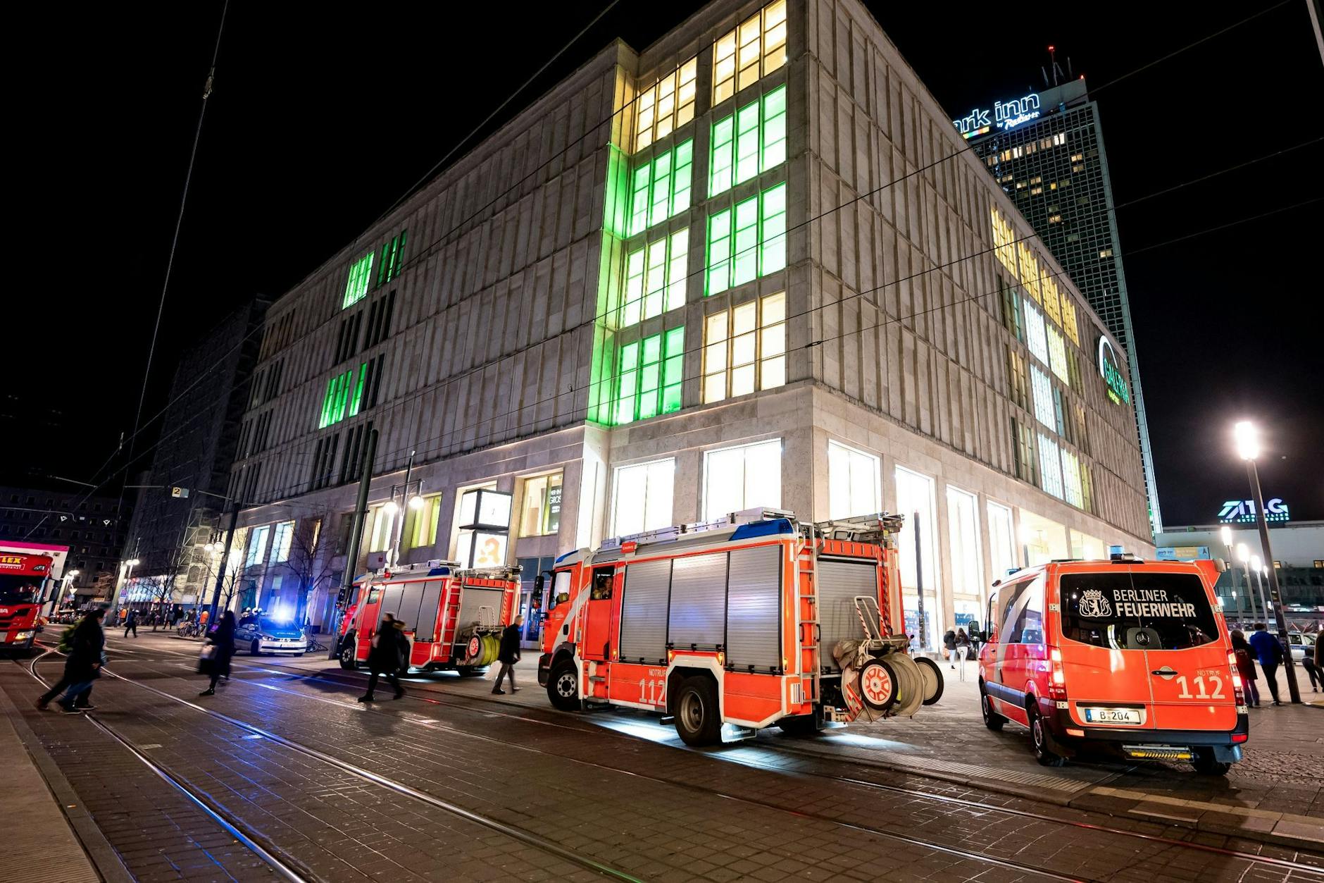 Stundenlang war die Feuerwehr nach der Brandstiftung im Kaufhaus Galeria Kaufhof am Alexanderplatz im Einsatz.