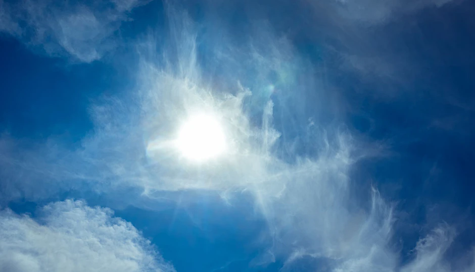 ARCHIV - Die Sonne scheint durch leichte Zirrus-Wolken hindurch.  