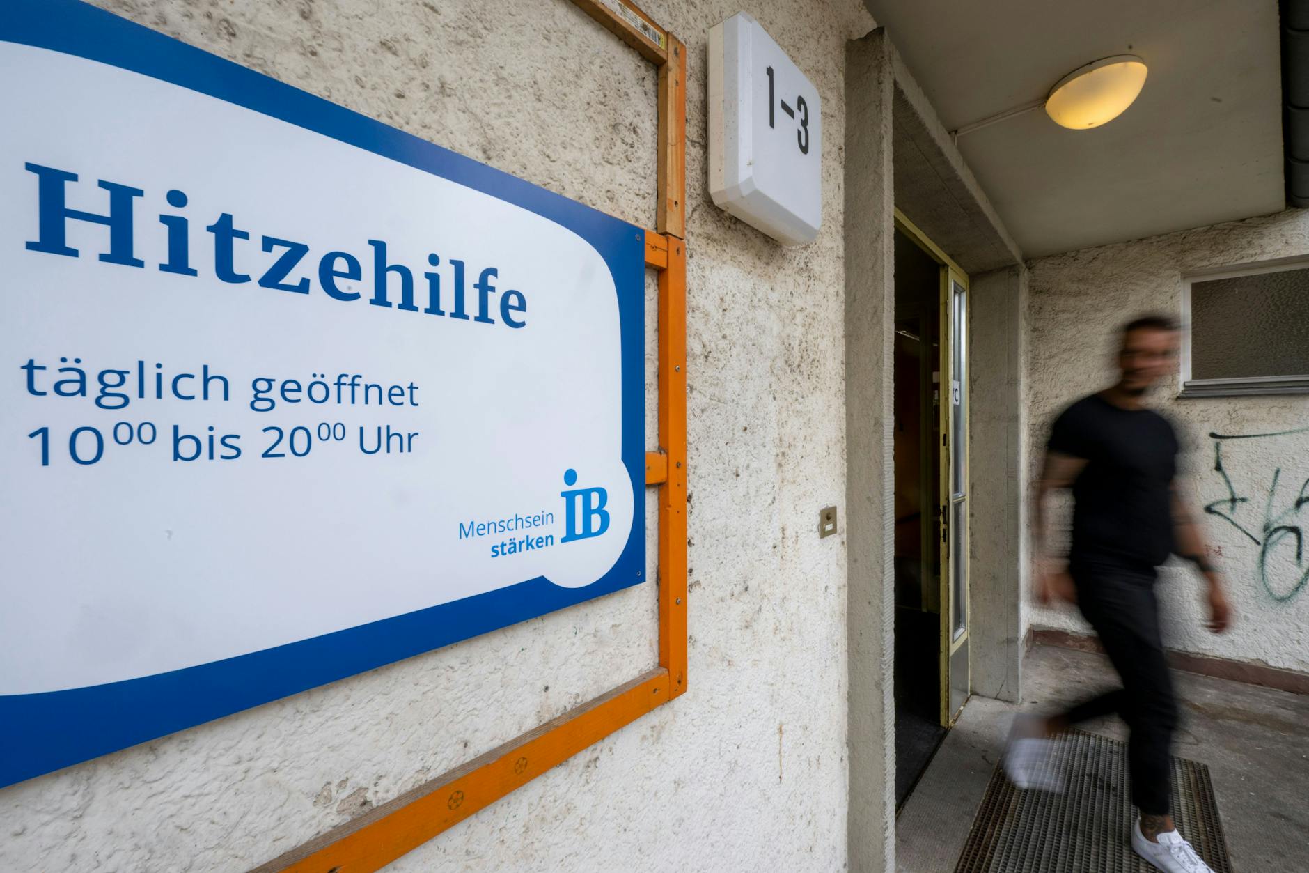 Um zehn Uhr morgens öffnet die Hitzehilfe und bietet Obdachlosen Schutz vor extremen Temperaturen auf der Straße.