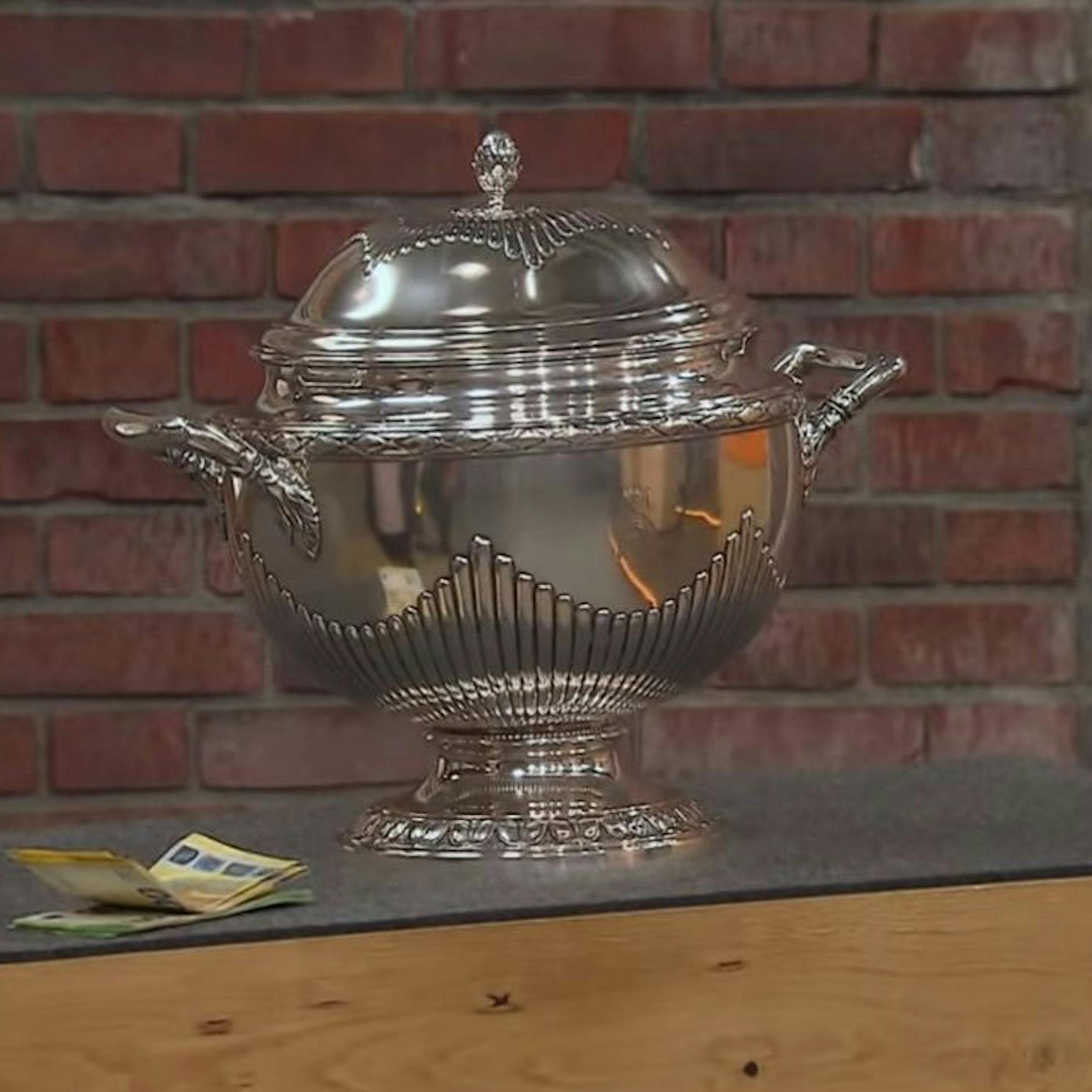 Schock bei „Bares für Rares“: Geschmuggelte Prunkvase sorgt für Entsetzen