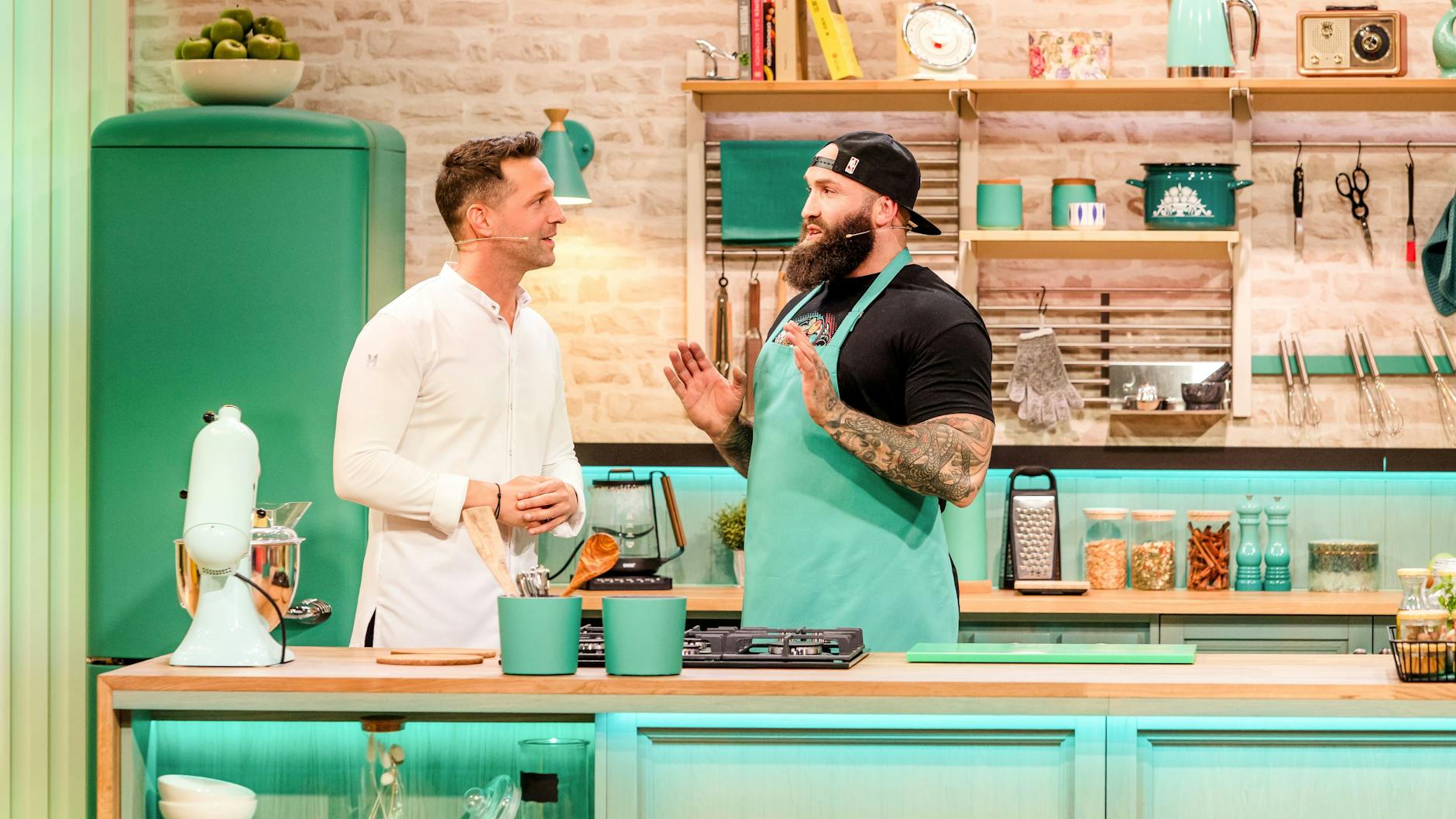 Alexander Kumptner kocht nun mit absoluten Koch-Novizen bei „Doppelt kocht besser“.