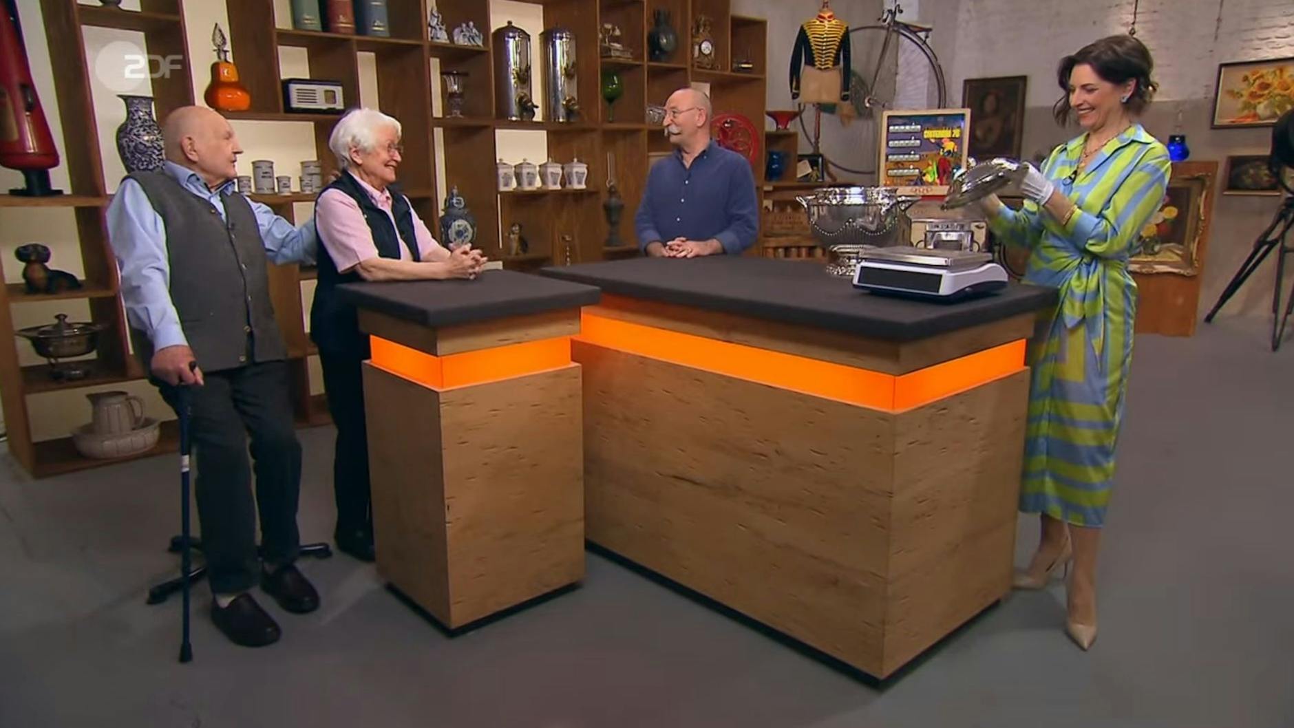 „Bares für Rares“-Expertin Wendela Horz ist ganz begeistert von dem schönen Gefäß.