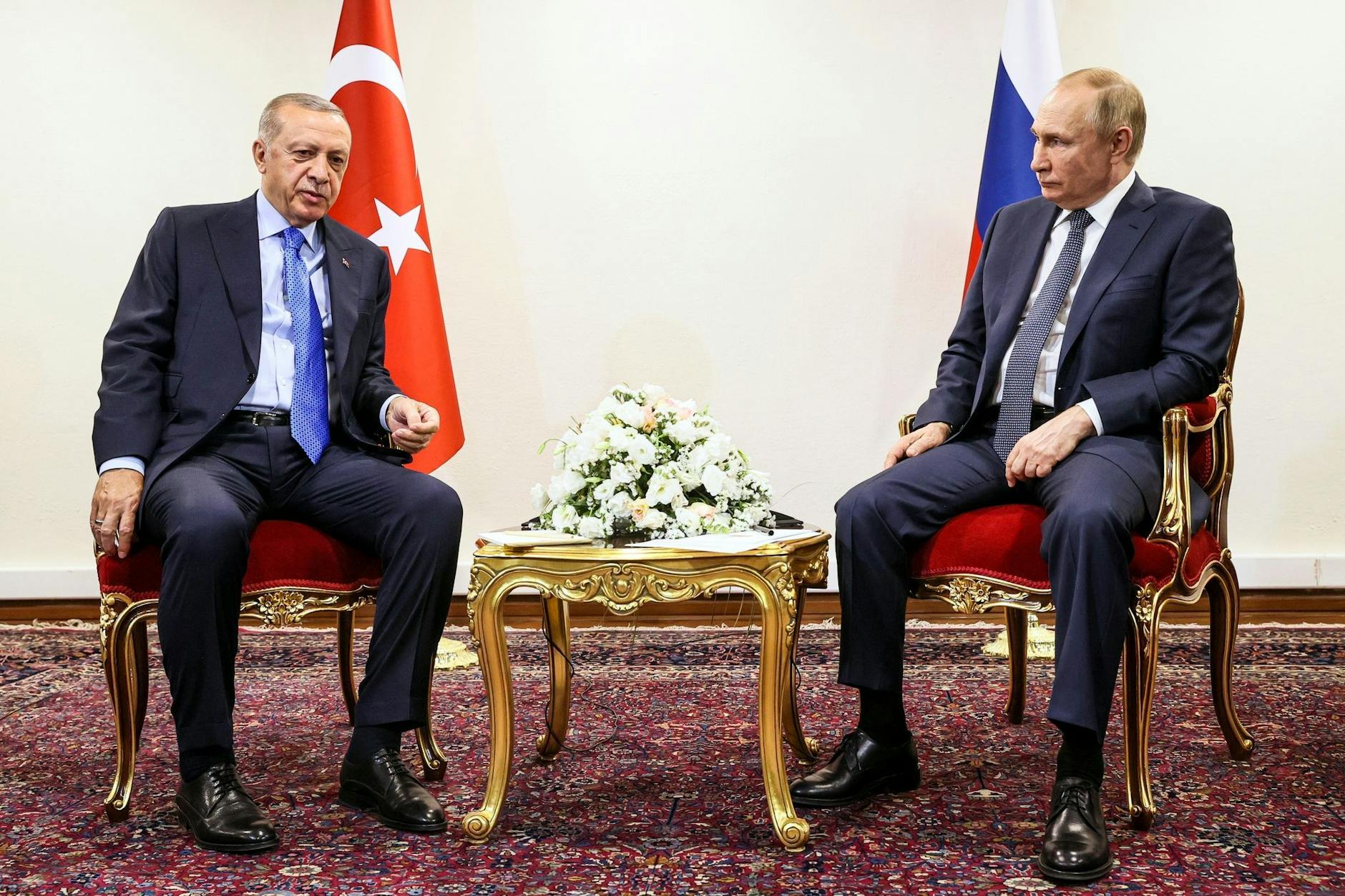 Das von der staatlichen russischen Nachrichtenagentur Sputnik verbreitete Bild zeigt Wladimir Putin (r) und Recep Tayyip Erdogan bei ihrem Treffen im Iran. Kremlin/AP/dpa