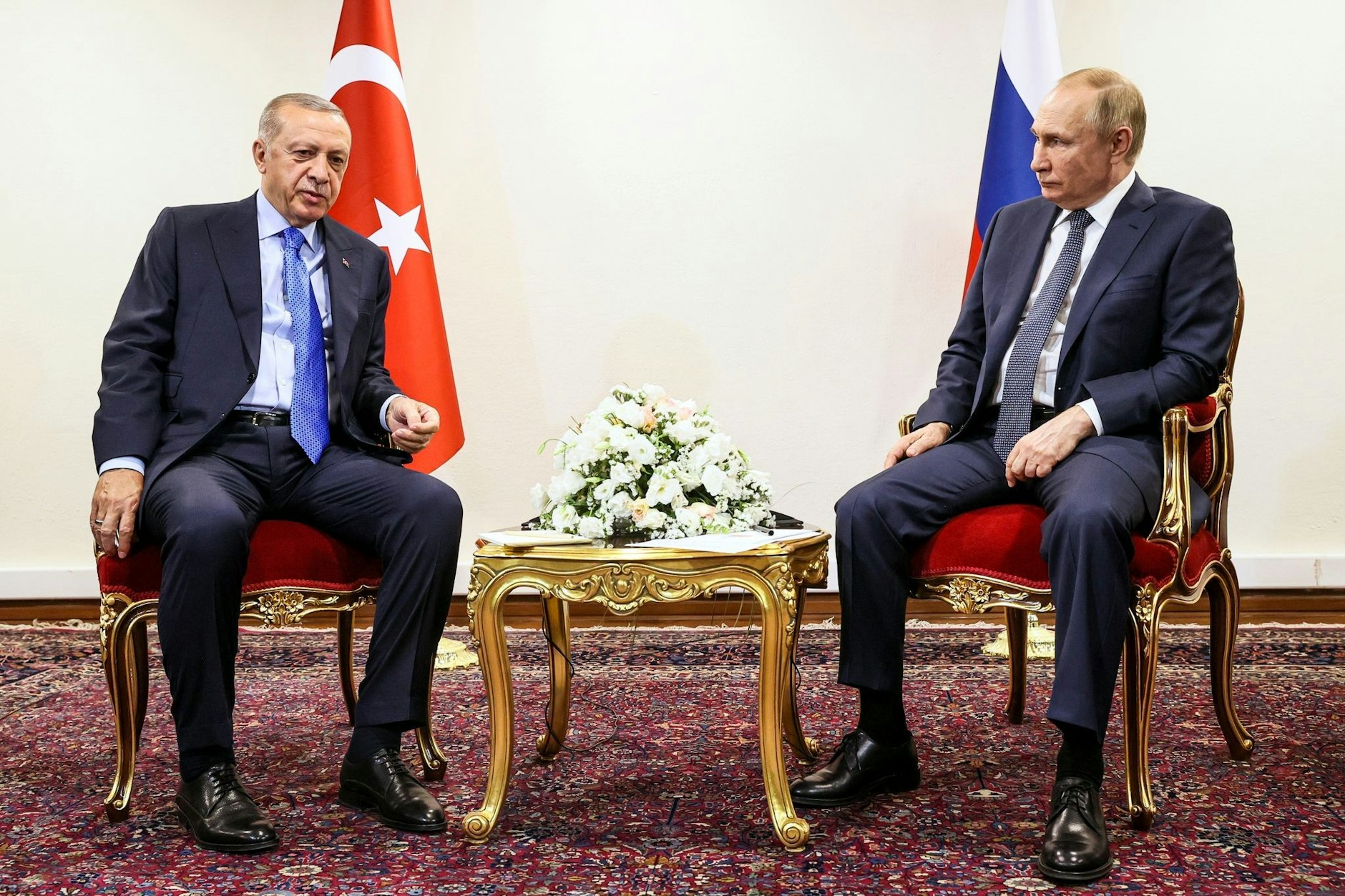 Das von der staatlichen russischen Nachrichtenagentur Sputnik verbreitete Bild zeigt Wladimir Putin (r) und Recep Tayyip Erdogan bei ihrem Treffen im Iran.   Kremlin/AP/dpa