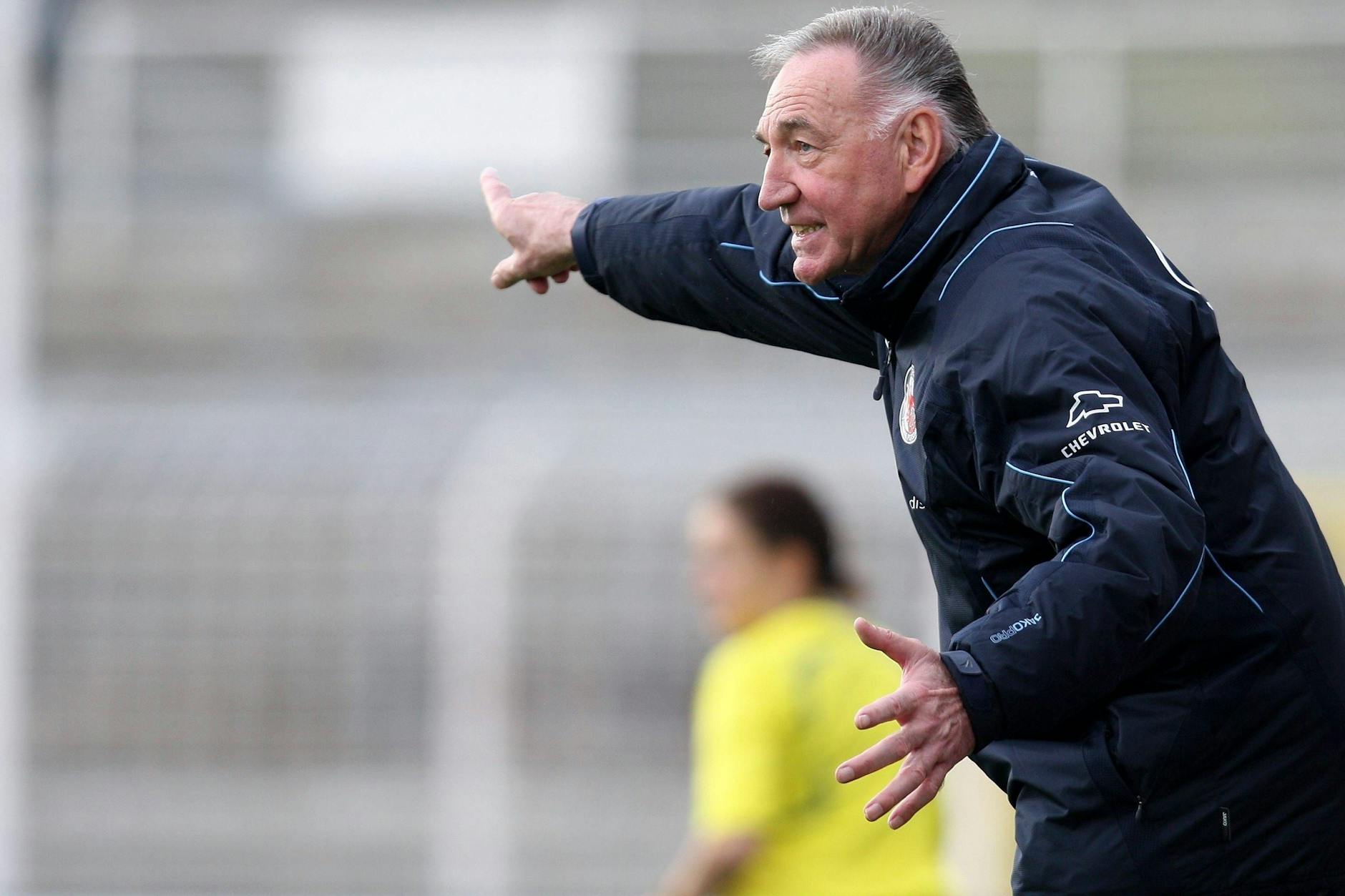 Bernd Schröder in der Saison 2008/09 bei einem Spiel von Turbine Potsdam.