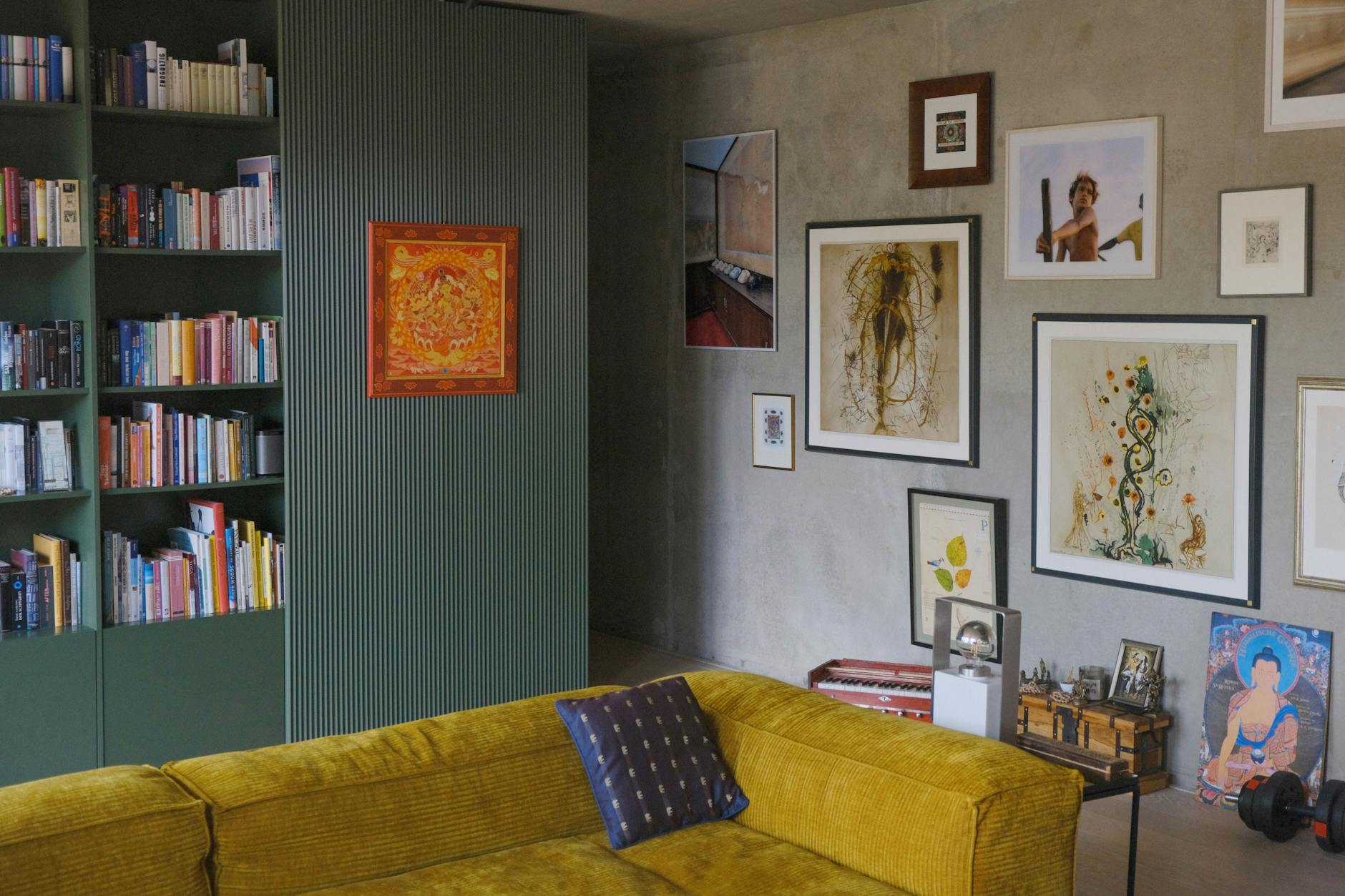 Wie bei Mies van der Rohe: Ein rundherum bespielbarer Kubus bildet das Zentrum der Wohnung.