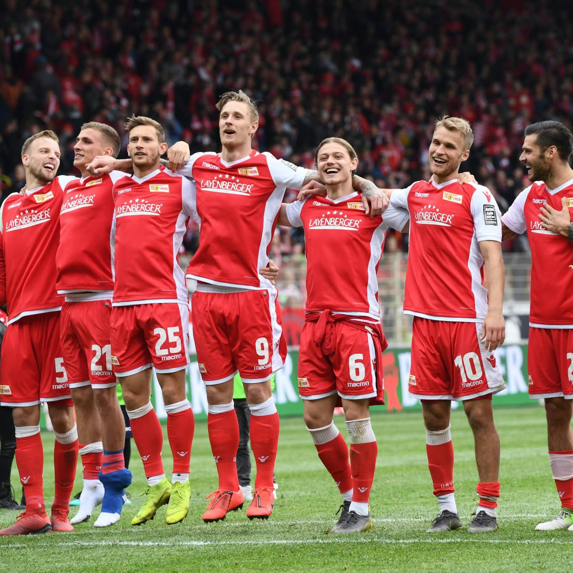 Das kleine Union-Rätsel: Auf diesem Bild haben wir zwei Unionspieler versteckt, die auch heute noch für die Eisernen kicken. Auch wenn ihre Haarpracht inzwischen etwas anders aussieht …