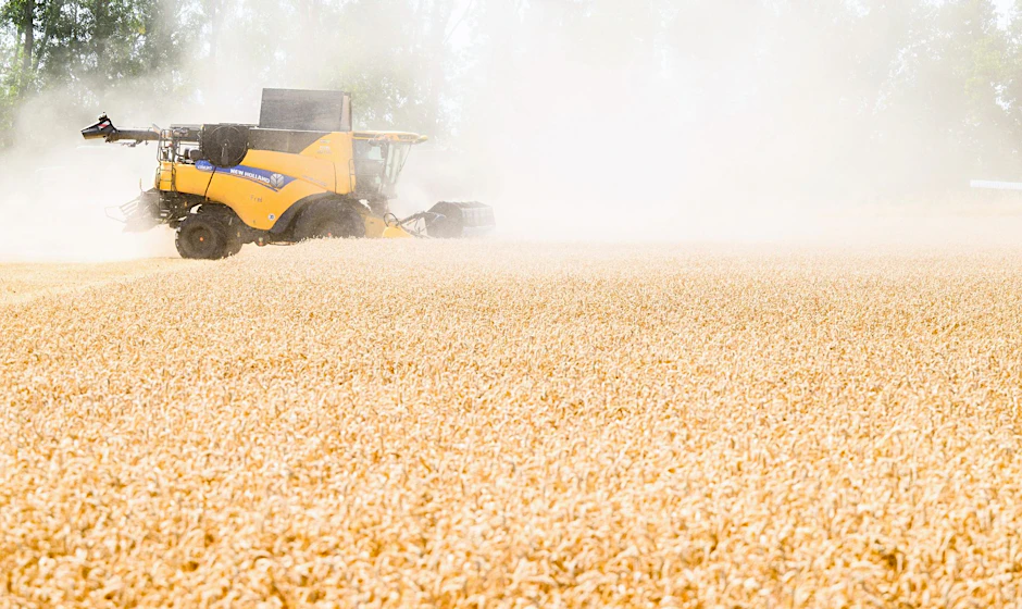 Ein Landwirt erntet mit Hilfe eines Mähdreschers bei sehr heißem Wetter ein extrem trockenes Weizenfeld in der Region Hannover.  