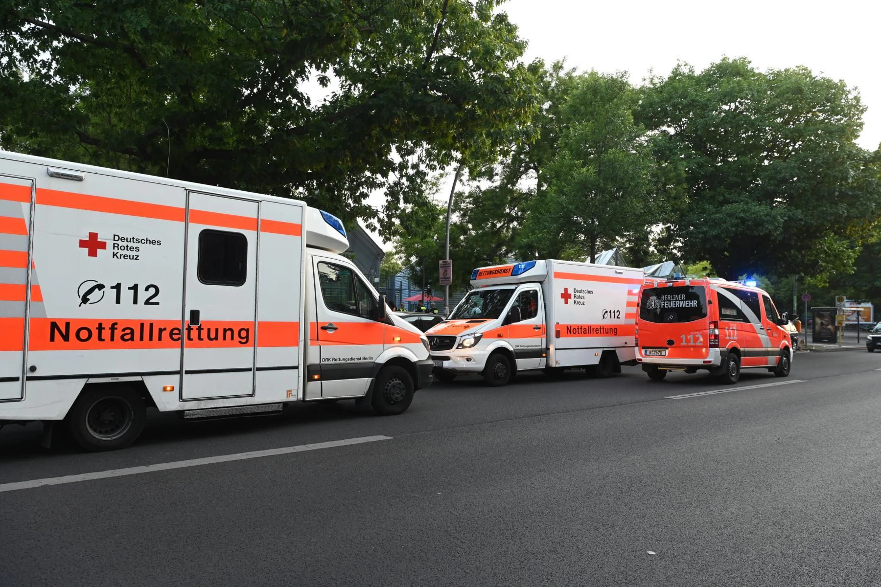 Auch die Notfallrettung der Feuerwehr Berlin war am Dienstag am Columbiabad.