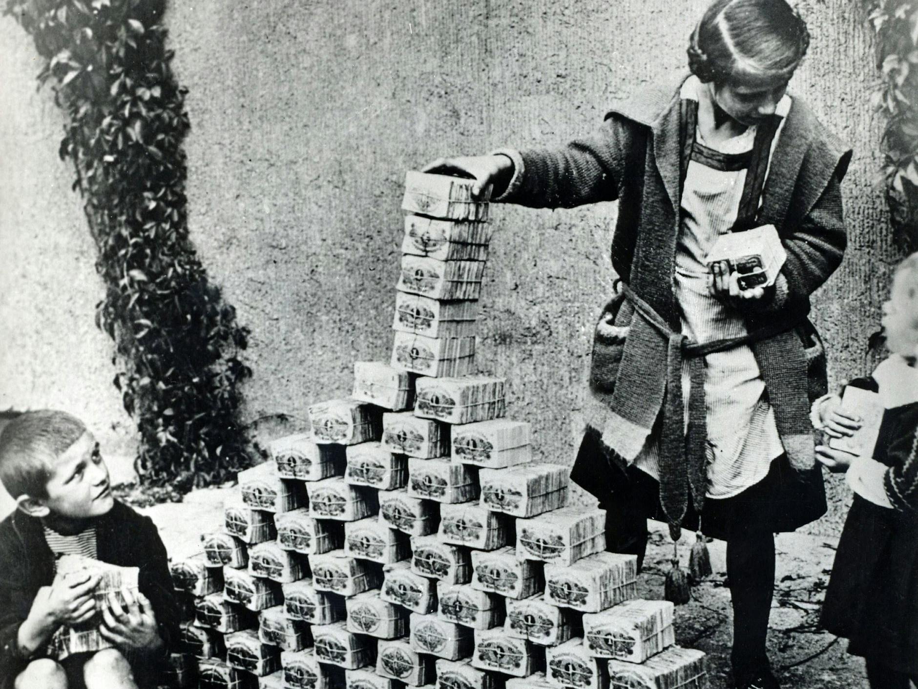 Bündel von wertlosem Geld statt Bauklötze dienen Kindern als Spielzeug: 1922/23 machte Deutschland eine traumatische Erfahrung mit der Hyperinflation.