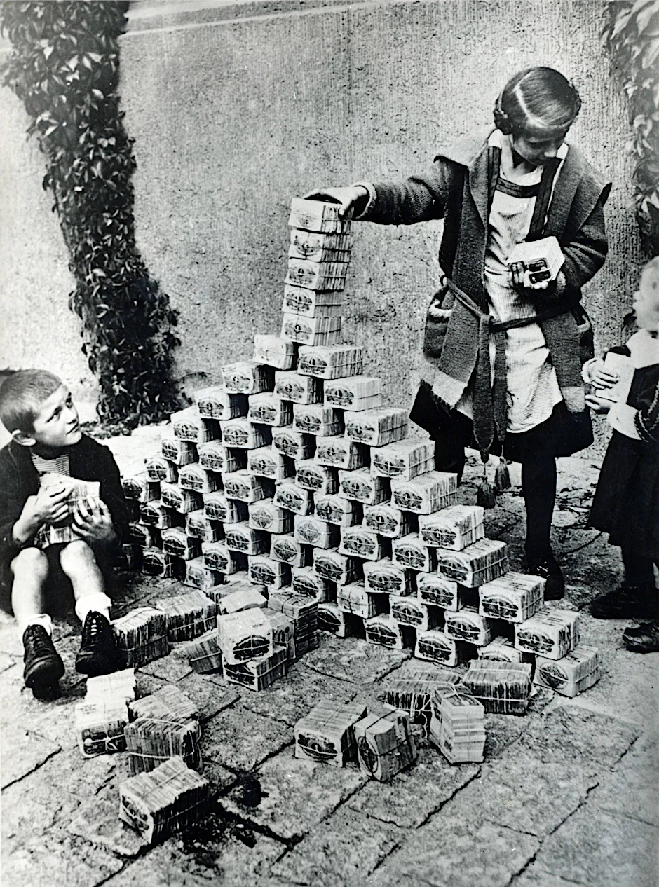 Bündel von wertlosem Geld statt Bauklötze dienen Kindern als Spielzeug: 1922/23 machte Deutschland eine traumatische Erfahrung mit der Hyperinflation.