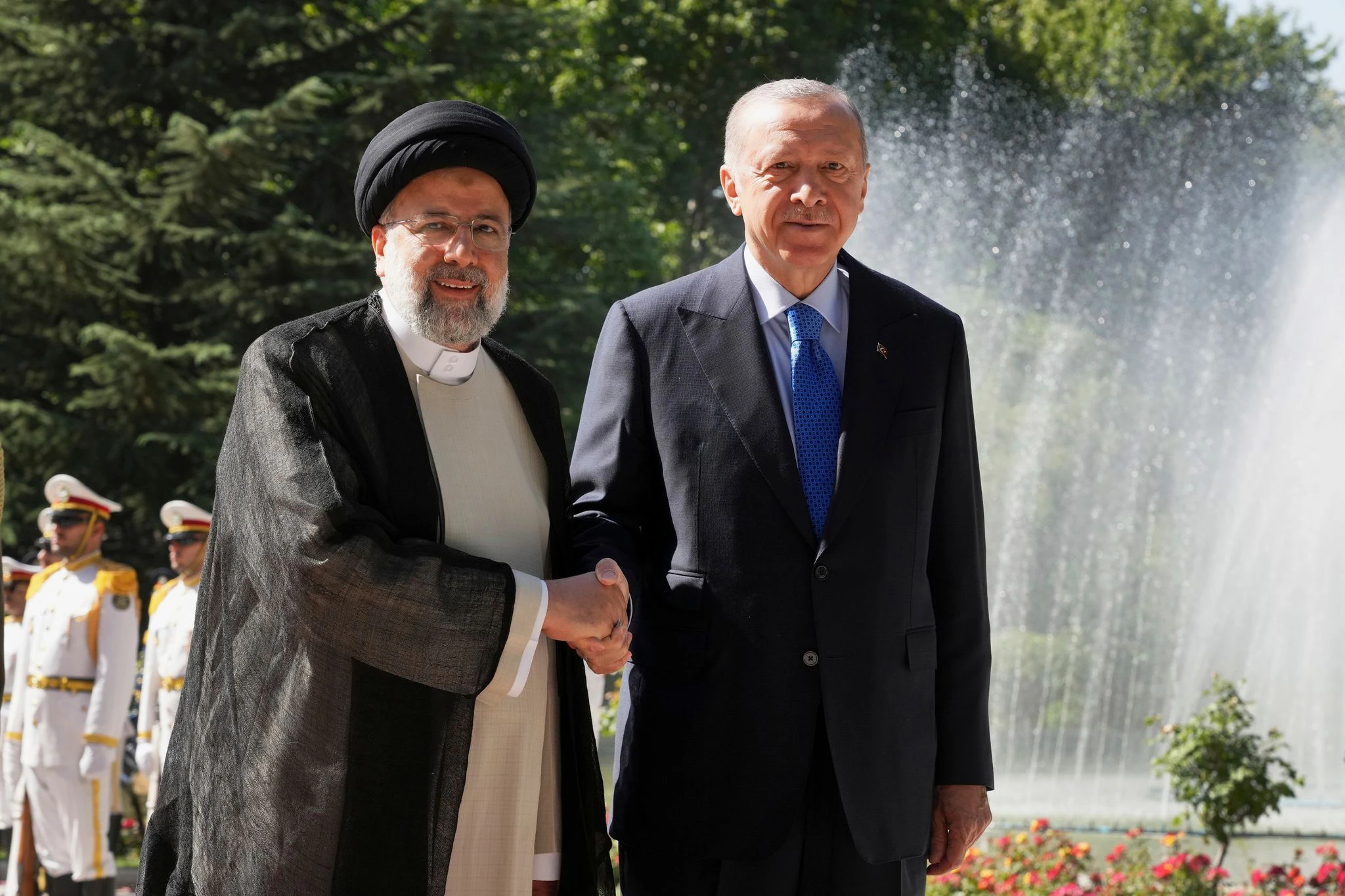 Irans Präsident Ebrahim Raisi (l) begrüßt den türkischen Präsidenten Recep Tayyip Erdogan.  
