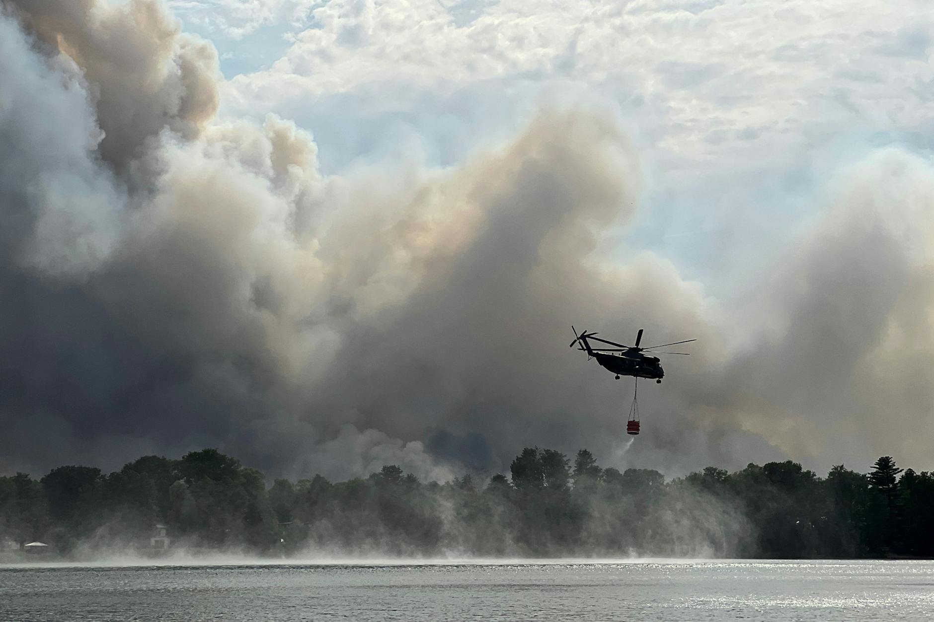 Brandenburg, Seddin: Ein Löschhubschrauber ist wegen des Waldbrandes im Juni bei Treuenbrietzen im Einsatz.