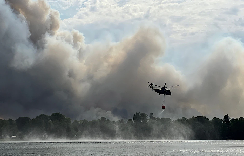 Brandenburg, Seddin: Ein Löschhubschrauber ist wegen des Waldbrandes im Juni bei Treuenbrietzen im Einsatz.
