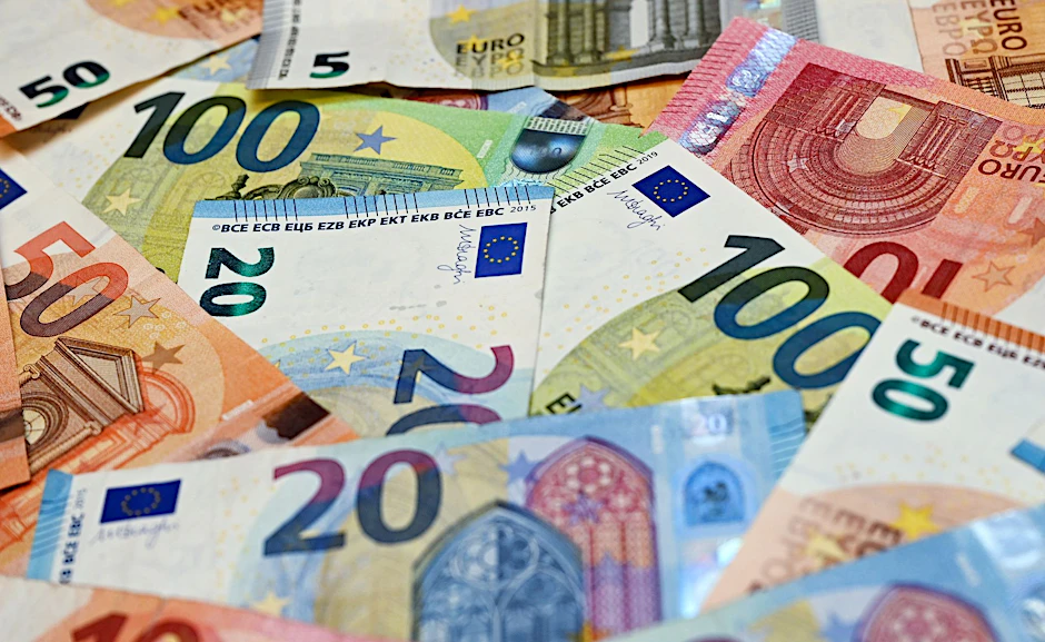 Eurobanknoten liegen auf einem Tisch (Symbolbild)