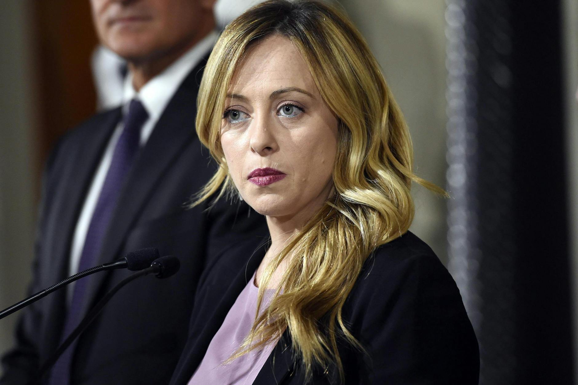 Giorgia Meloni fordert Neuwahlen in Italien und will den früheren EZB-Chef Draghi als Ministerpräsident stürzen.