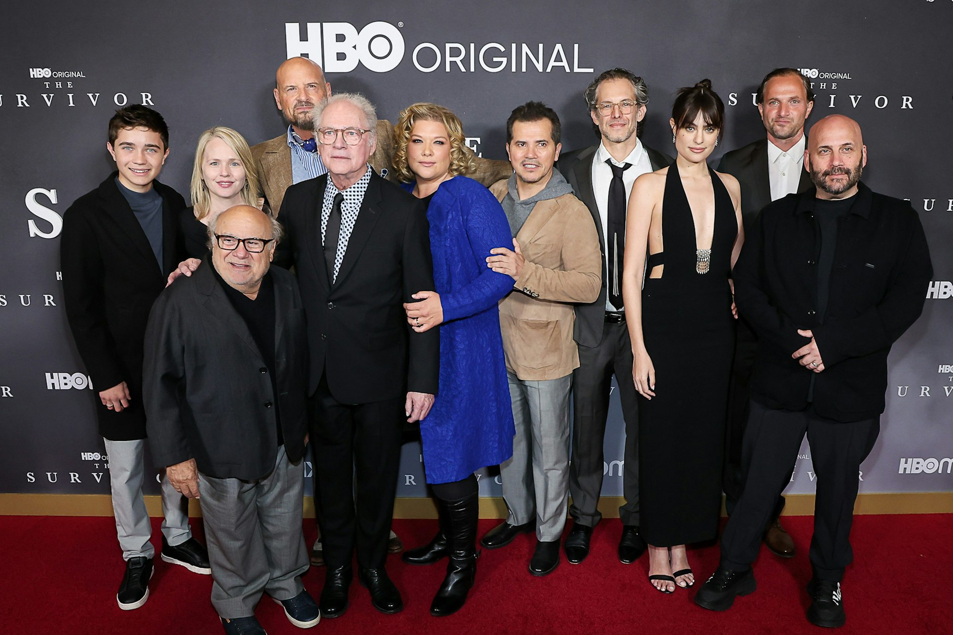 Er wurde auch zur Premiere nach New York eingeflogen: Saro Emirze (44) inmitten der „Survivor“-Co-Stars – mit Danny DeVito (vorne, links) und Regisseur Barry Levinson (5. v. l.).