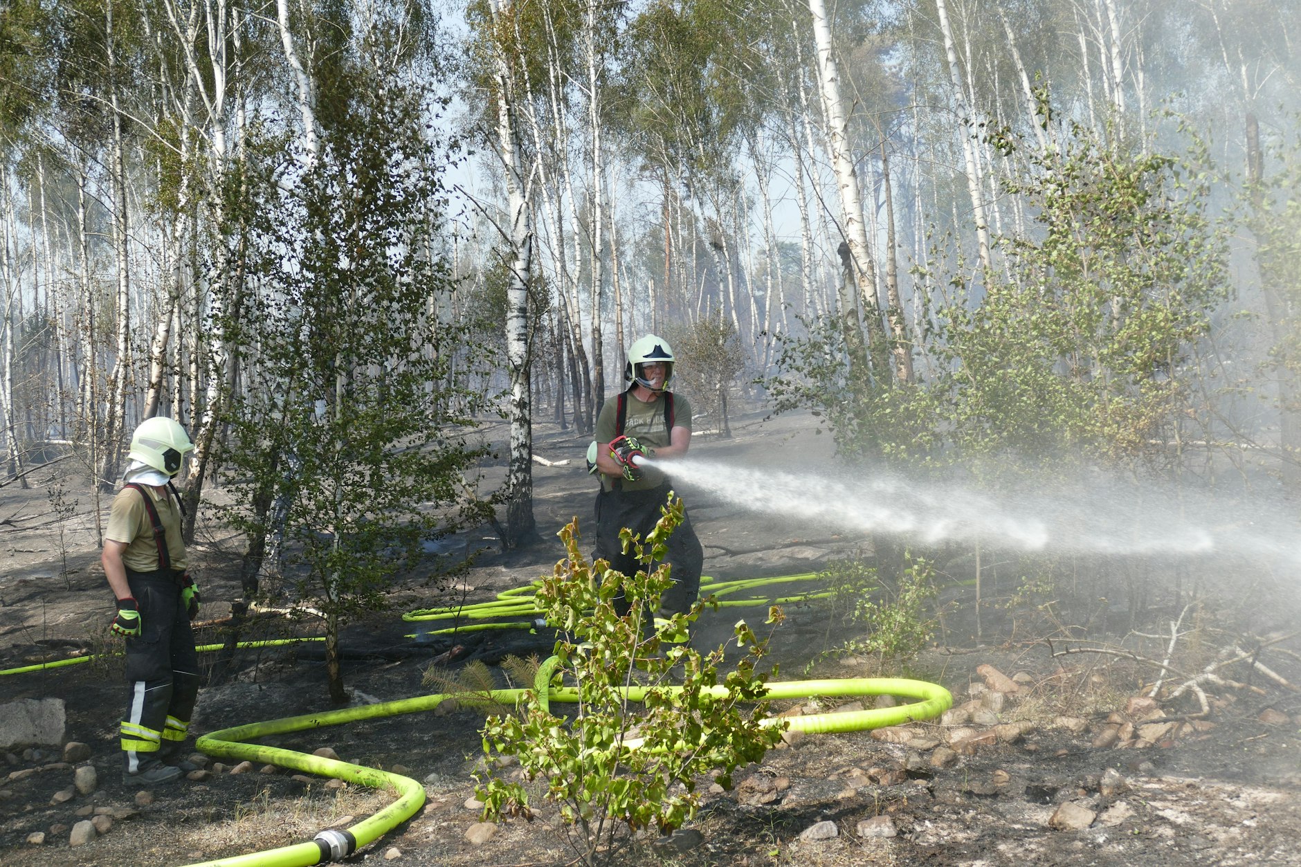 Einem Feuerwehr-Großaufgebot bei Bad Saarow gelang es am Mittwoch, einen Waldbrand einzudämmen und zu löschen.