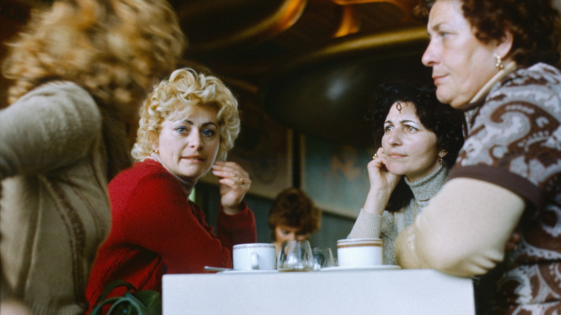 Kaffeklatsch ohne Kaffee? Nicht möglich. Vier Frauen im Cafe Tute am Alexanderplatz.