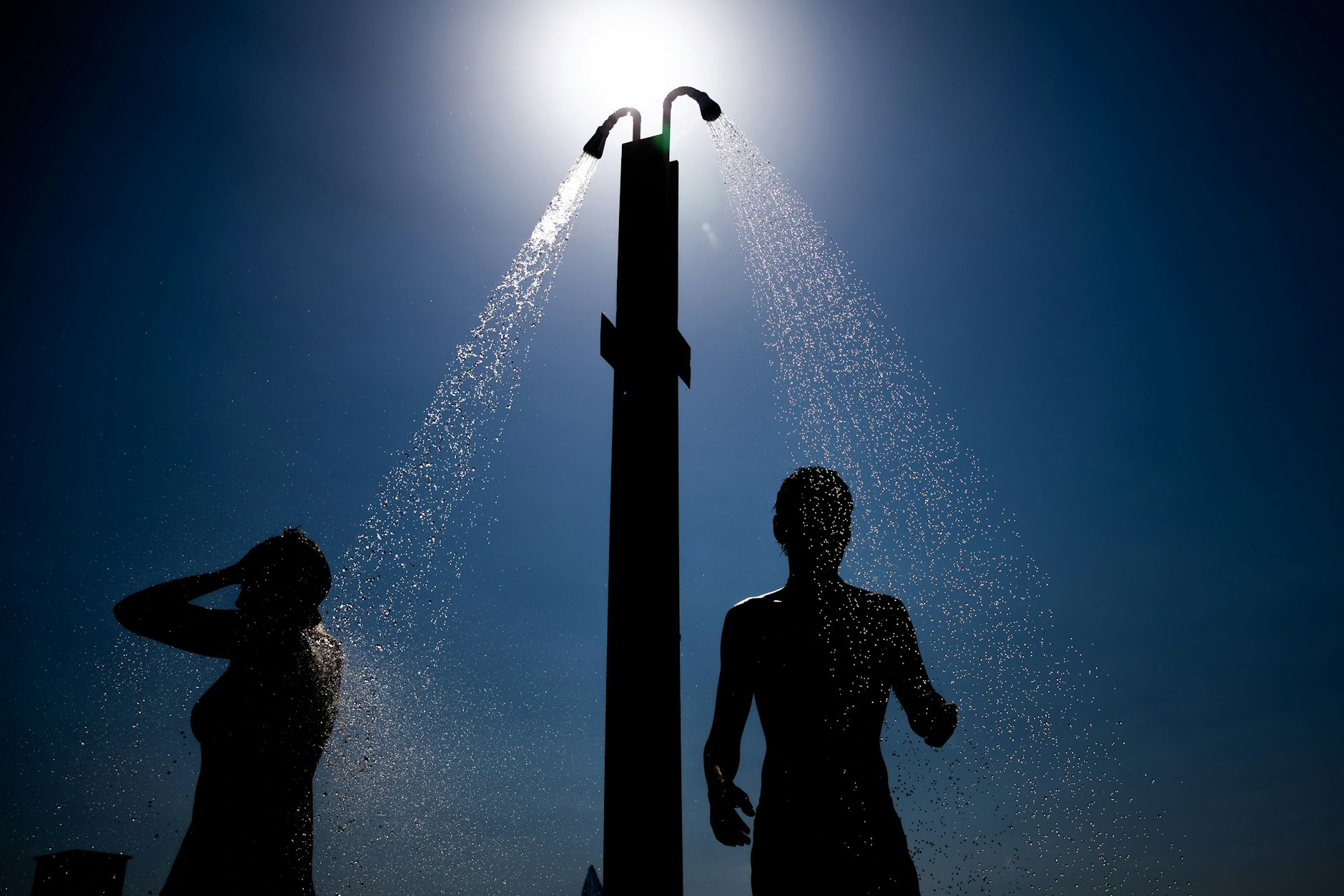 Duschen kühlt den Körper ab.