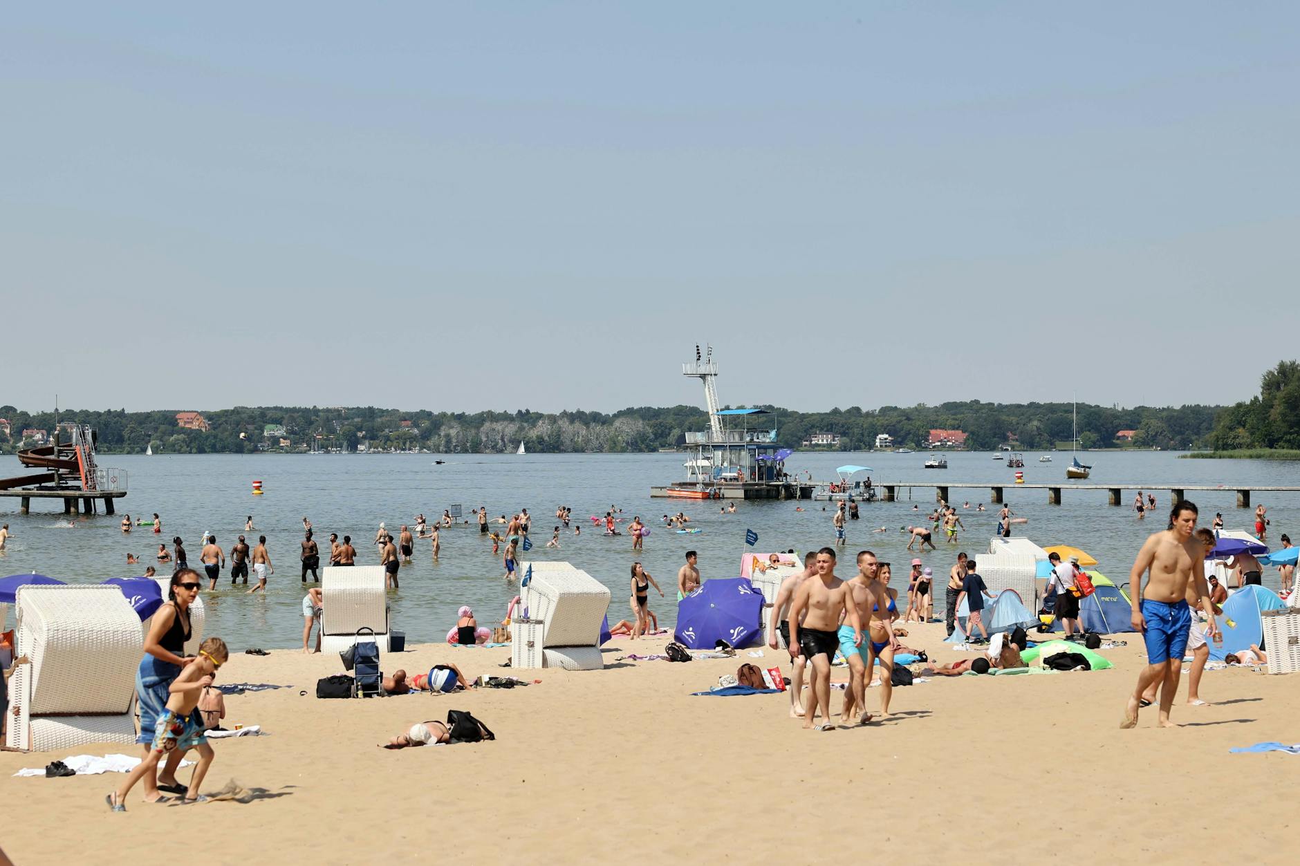 155 Strandkörbe waren mittags belegt: Strandbad Wannsee am heißesten Tag 2022.