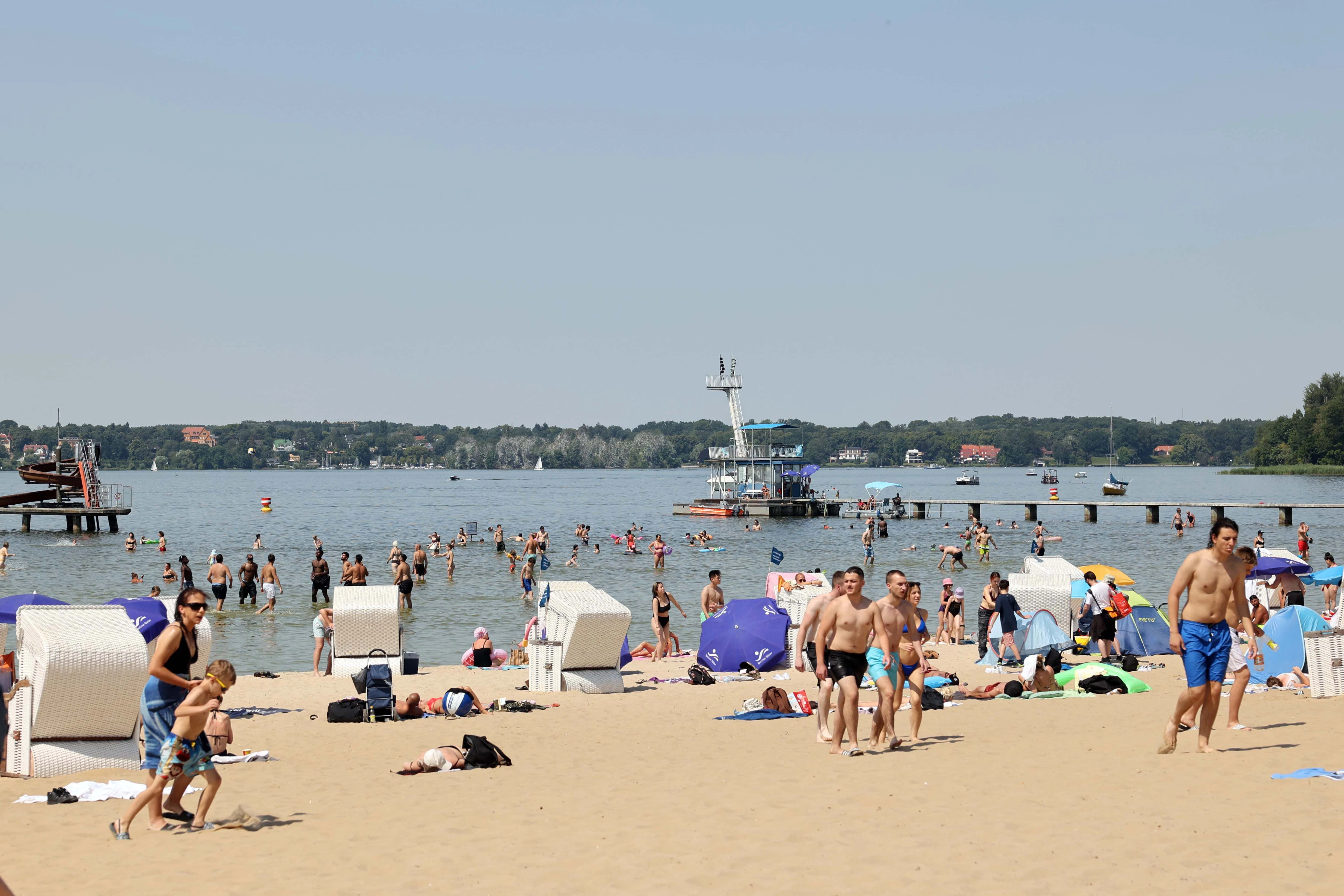 155 Strandkörbe waren mittags belegt: Strandbad Wannsee am heißesten Tag 2022.