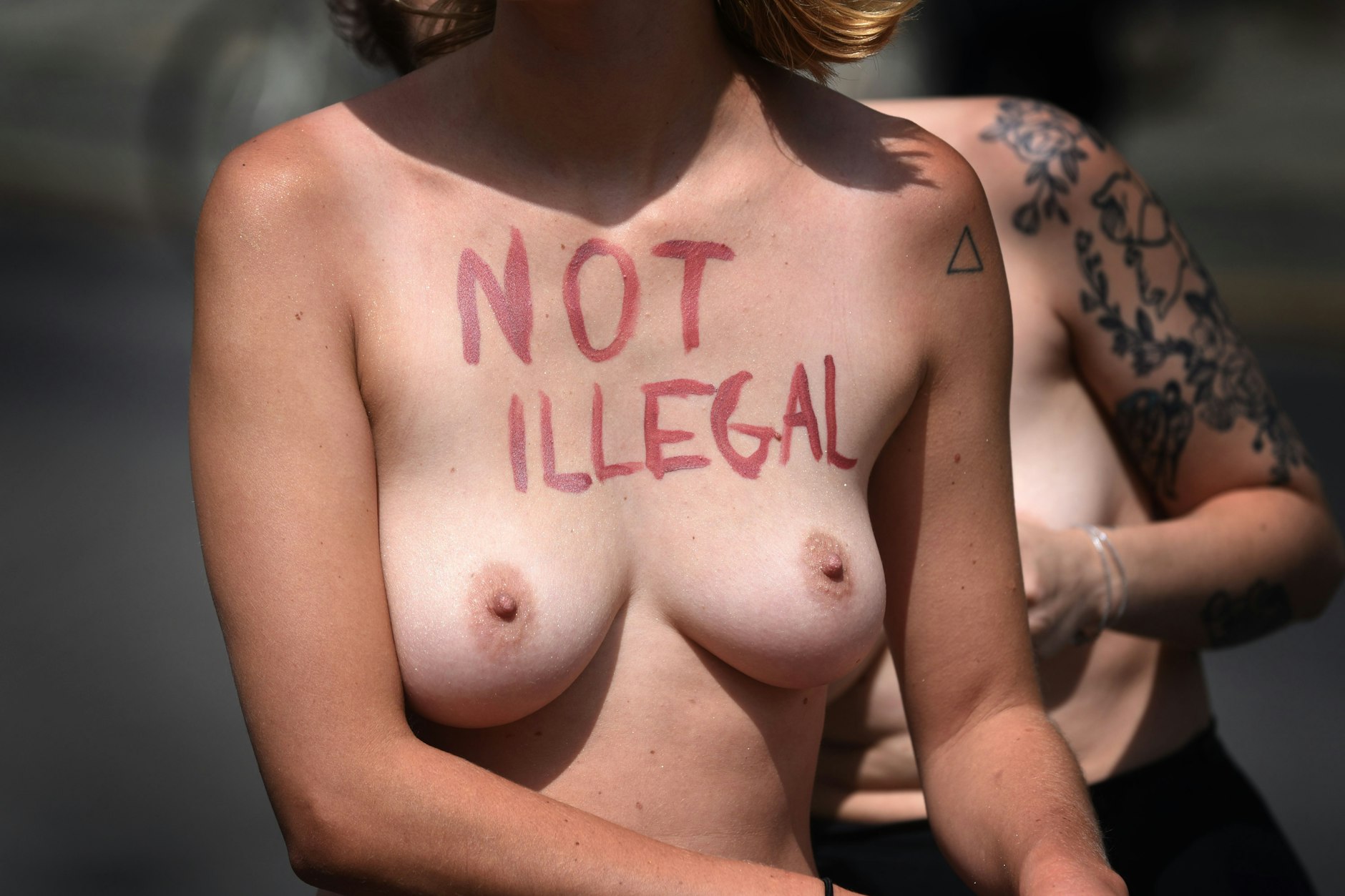 Solidaritätsbekundungen für Gabrielle Lebreton auf einer Demo.