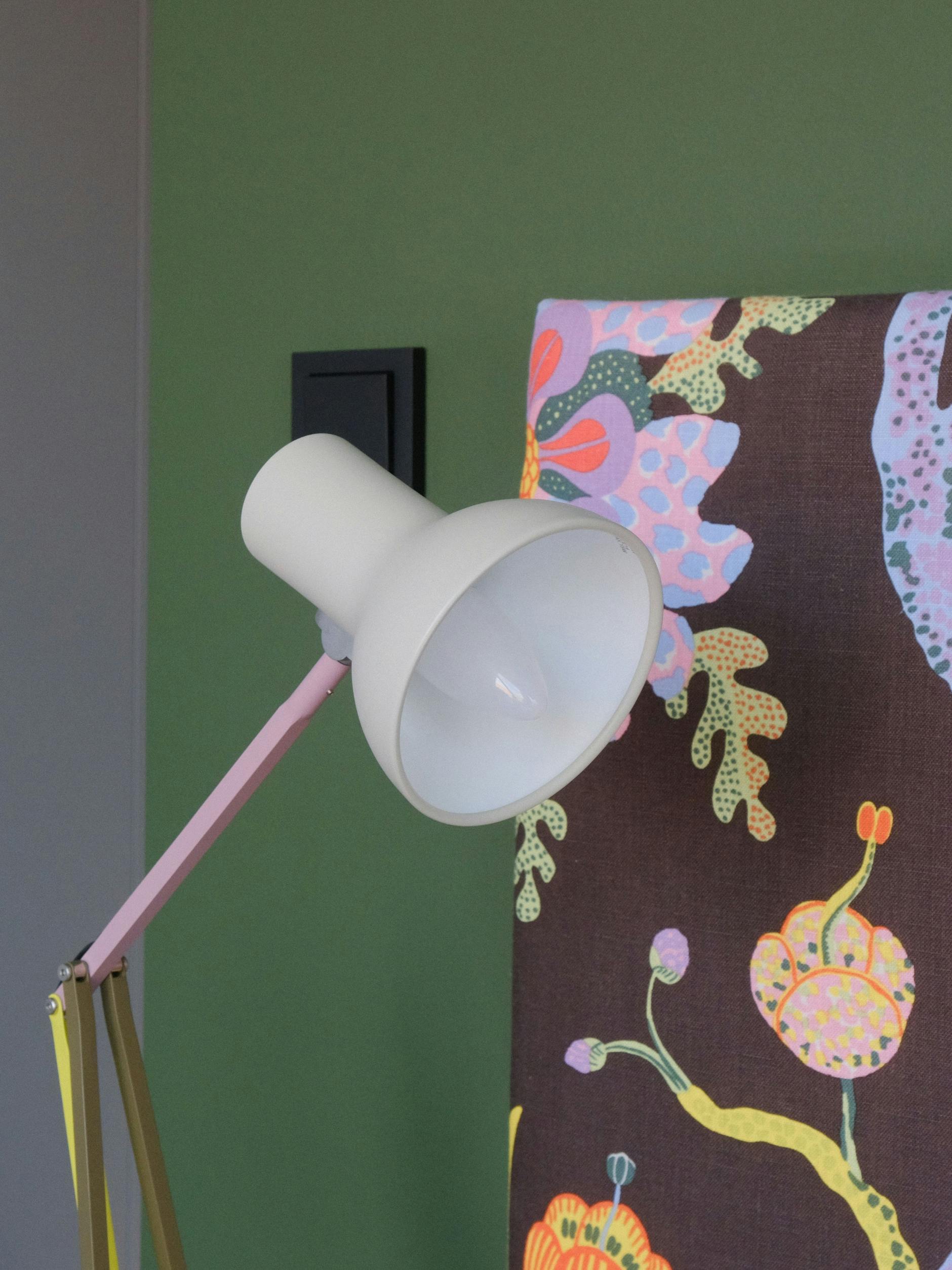 Bestens bezogen: der Stoff am Bettkopf nach einem Design von Josef Frank.