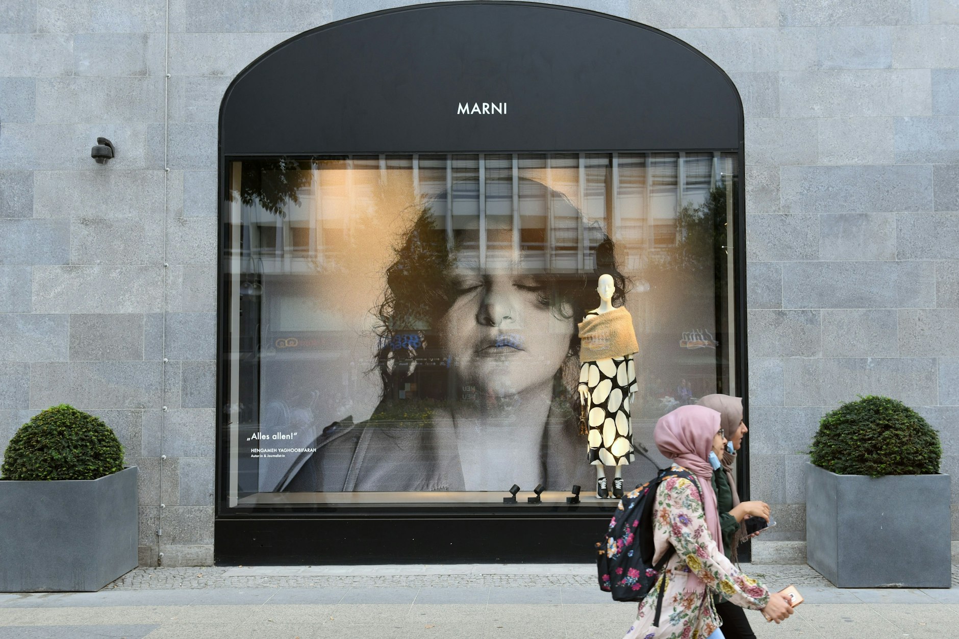 Berlin: Hengameh Yaghoobifarah posierte 2020 für ein Werbeplakat des KaDeWe