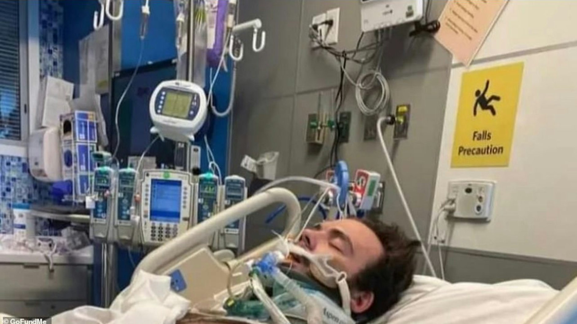 Der 25-Jährige wurde mit einer schweren Rauchvergiftung, Verbrennungen an Armen, Beinen und Kopf sowie einer tiefen Armwunde in die Notaufnahme gebracht.