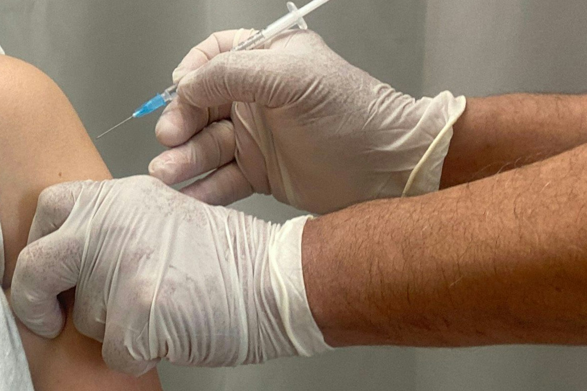 Ein Arzt impft unsere Autorin am Mittwochmittag im Impfzentrum Kreuzberg.