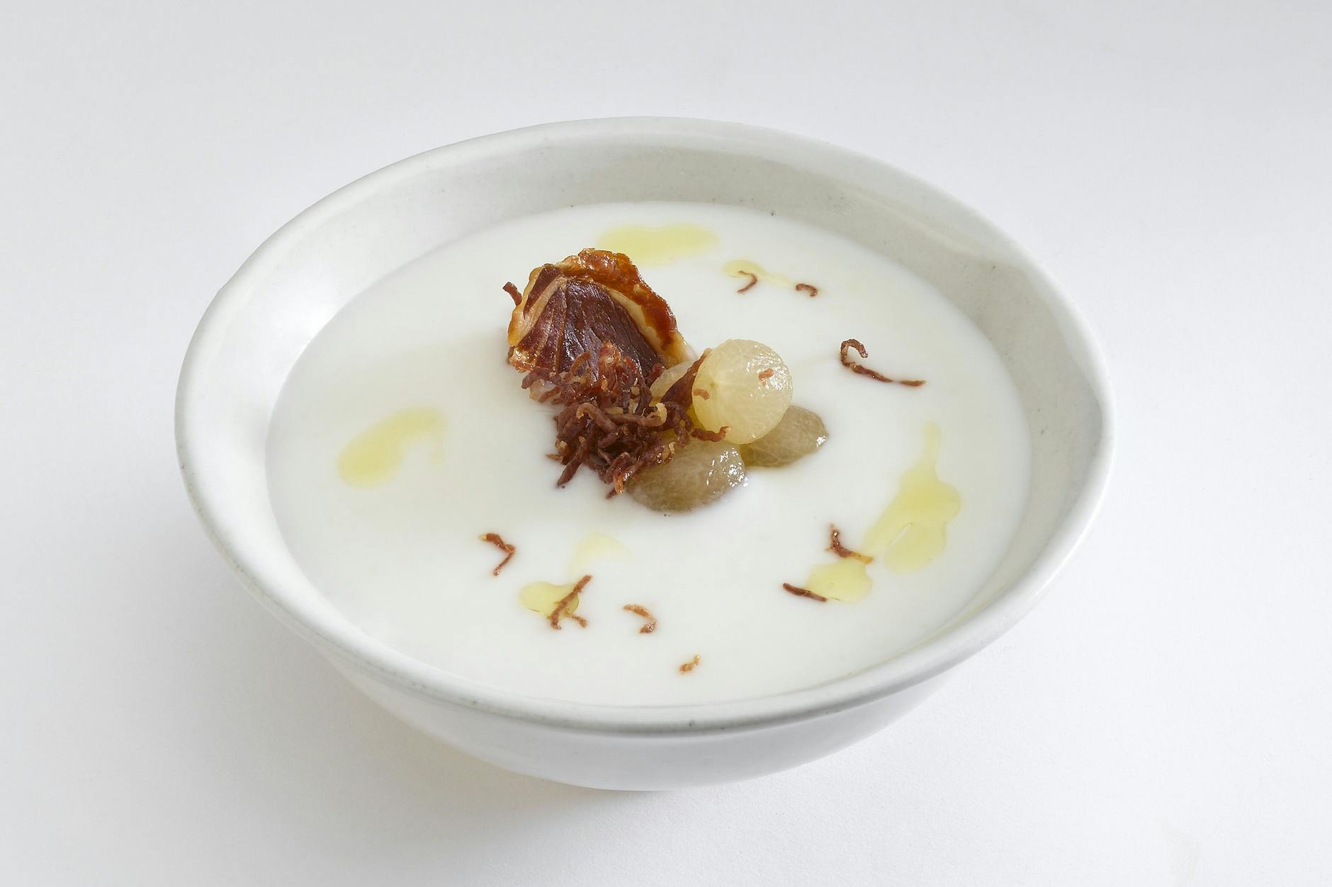 Ajo Blanco oder Gazpacho? Die weiße, kalte spanische Suppe ist vor allem ein Klassiker Andalusiens. Wir lieben sie!