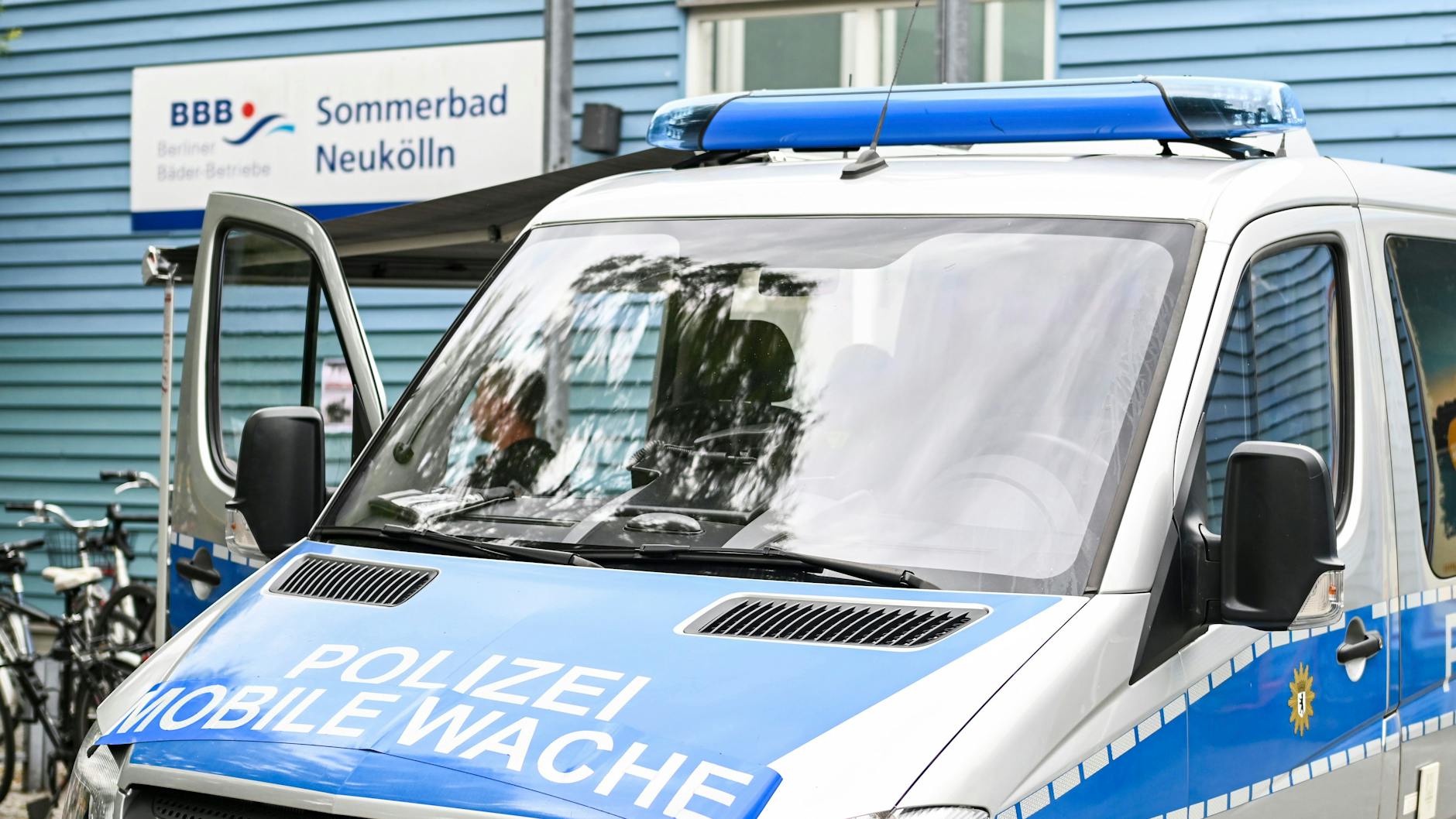 Wenn es wieder einmal brenzlig wird, ist die Polizei schon vor Ort.
