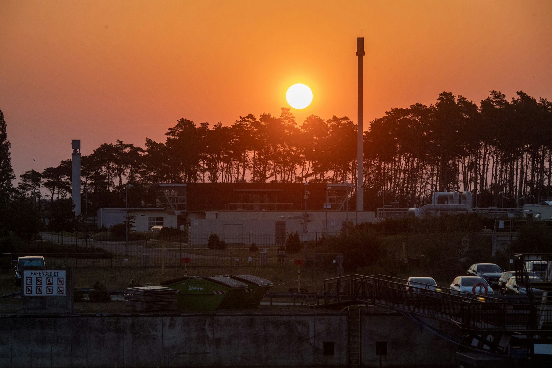 Lubmin: Sonnenaufgang über der Gasempfangsstation der Ostseepipeline Nord Stream 1 und der Übernahmestation der Ferngasleitung OPAL (Ostsee-Pipeline-Anbindungsleitung).