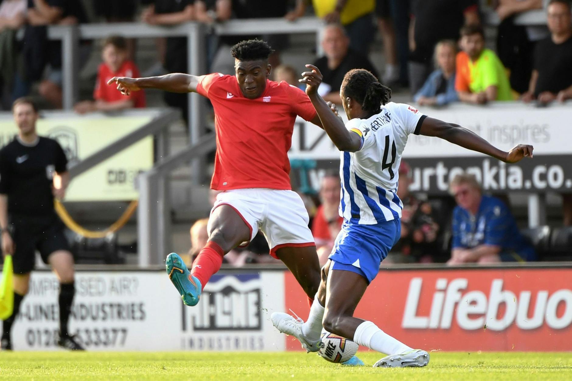 Taiwo Awoniyi (l.) duellierte sich am Mittwoch im Trikot von Nottingham Forest mit Dedryck Boyata von Hertha BSC. Am Sonnabend kehrt er in die Alte Försterei zum 1. FC Union Berlin zurück.