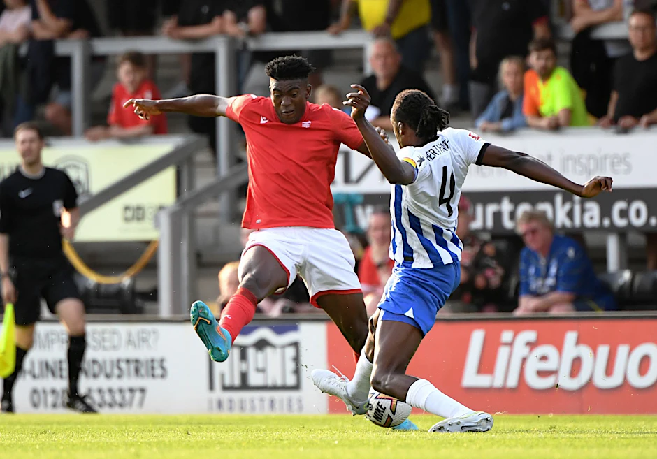 Taiwo Awoniyi (l.) duellierte sich am Mittwoch im Trikot von Nottingham Forest mit Dedryck Boyata von Hertha BSC. Am Sonnabend kehrt er in die Alte Försterei zum 1. FC Union Berlin zurück.
