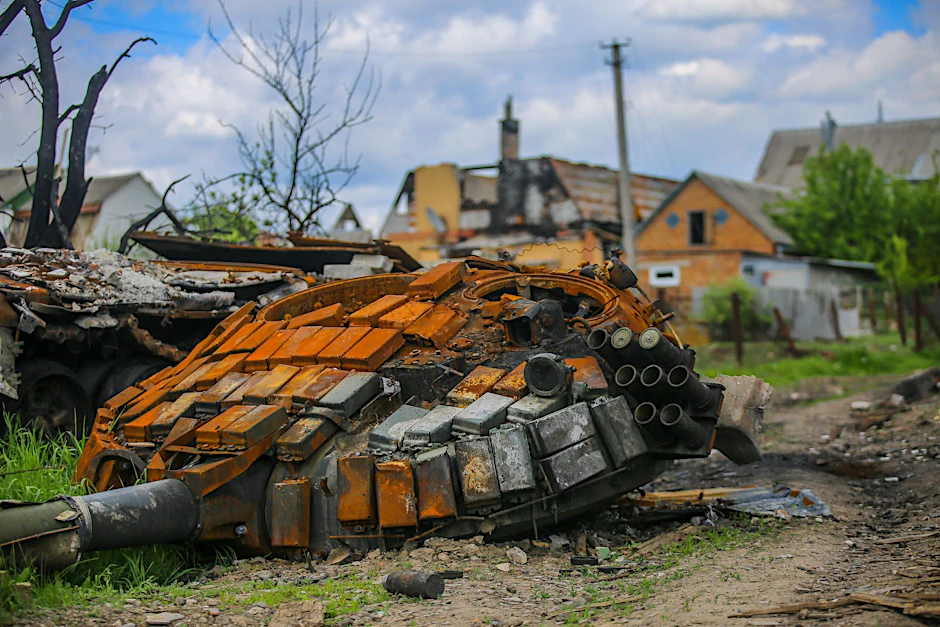 Das Wrack eines russischen Panzers im Dorf Mala Rogan, östlich von Charkiw