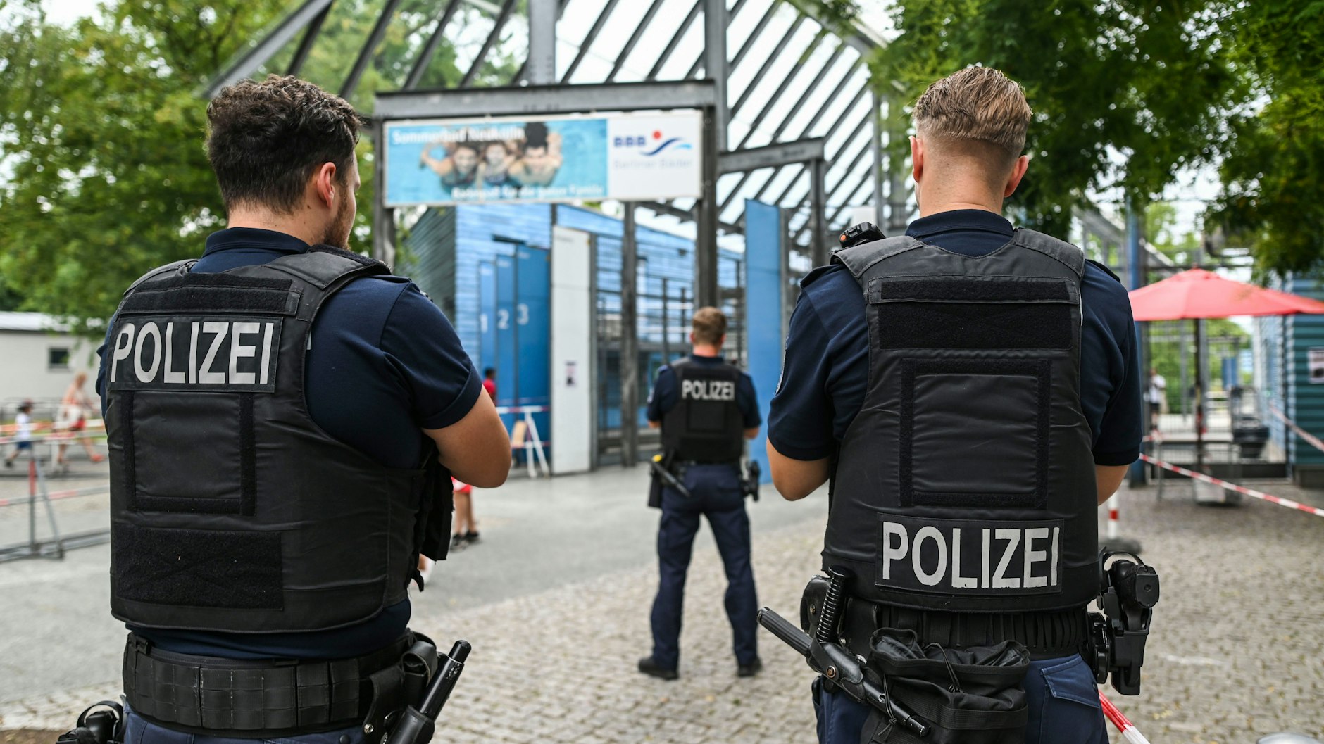 Polizei zeigt Präsenz am Columbiabad in Neukölln.