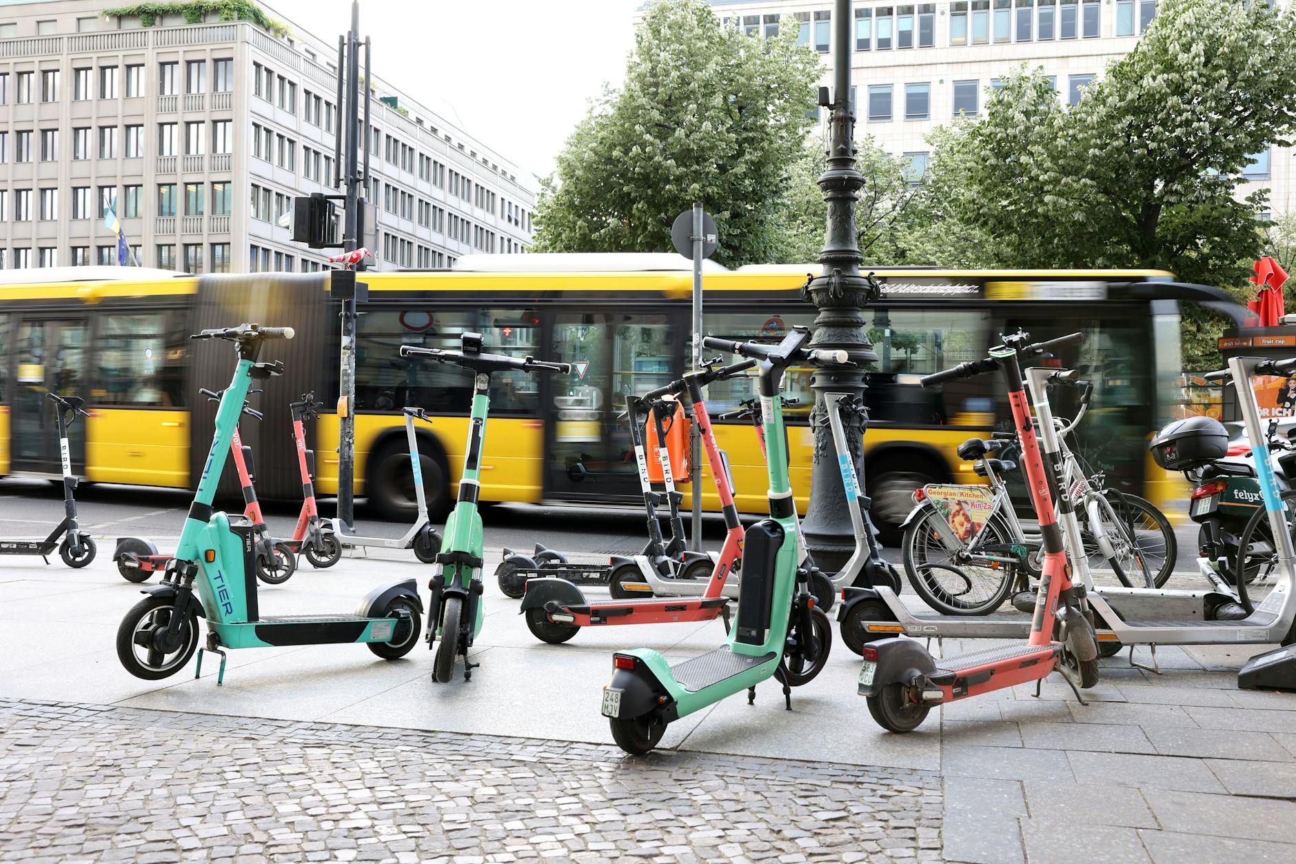 E-Scooter auf einem Bürgersteig in Berlin