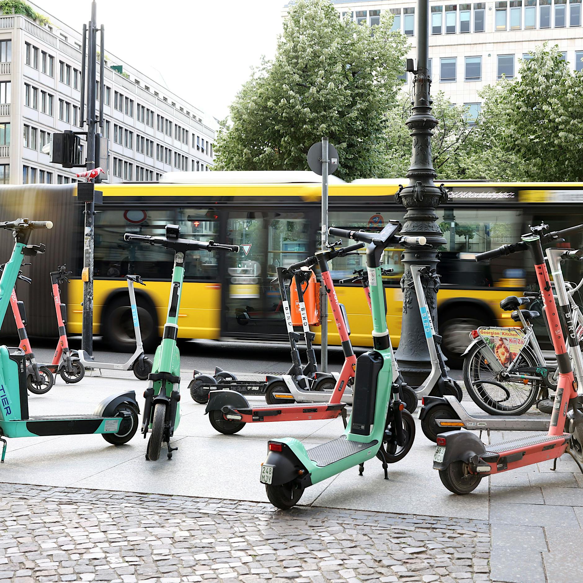 Belästigung durch E-Scooter: Das sind die neuen Verbotszonen in Berlin